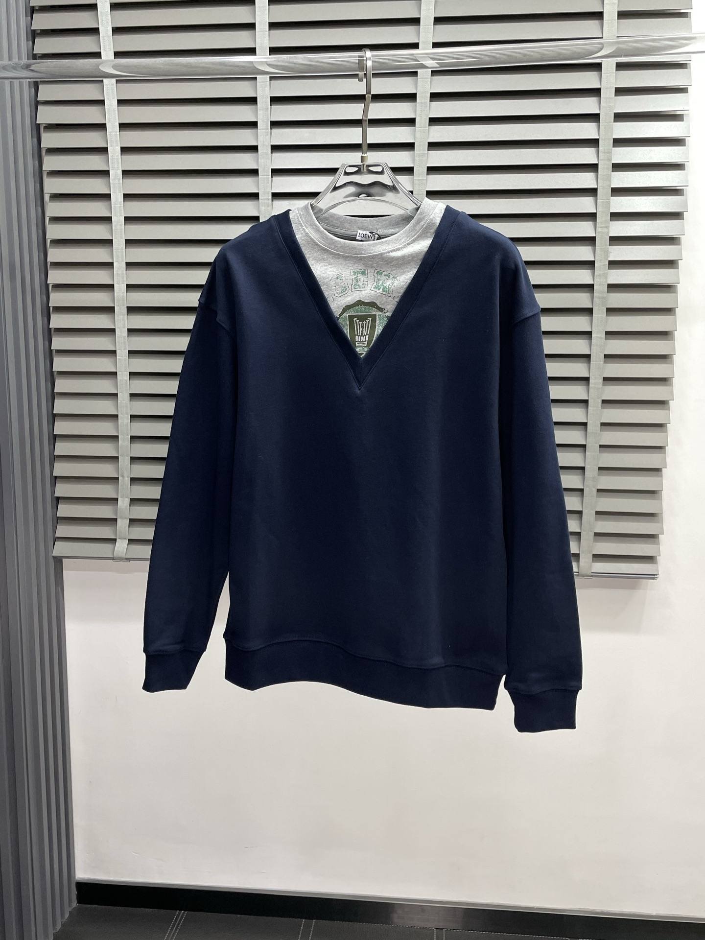 NO:530275,.LOEWE exclusively provides the latest fashionable sweatshirts. A jacket with a classic design and great appearance. It is even more difficult to pick and quality control. You can buy it directly. You can't get it wrong! Through the detailed pictures, you can feel its powerful aura, and the warm-concentration effect is significant, so you don’t have to worry about the chill at all! It is both fashionable and functional, and the whole style looks more luxurious and elegant! Size S-XL, loewe, loewe, hoodie, sweatshirts, jackets & coats, alexander wang19860909.LOEWE罗意威独家专供最新时尚卫衣 经典设计感与颜值爆棚的外套,品质更是无法挑剔品控可以直接入手,不容过错的高端臻品！通过细节图片便可感受到它强悍的气场,聚温保暖效果显著,完全不用担心会有一点寒意！时尚与功能性兼备,整款显得更加的奢华大气！ 尺码S-XL,,loewe,loewe,hoodie,sweatshirts,jackets & coats,alexander wang,Men's clothing