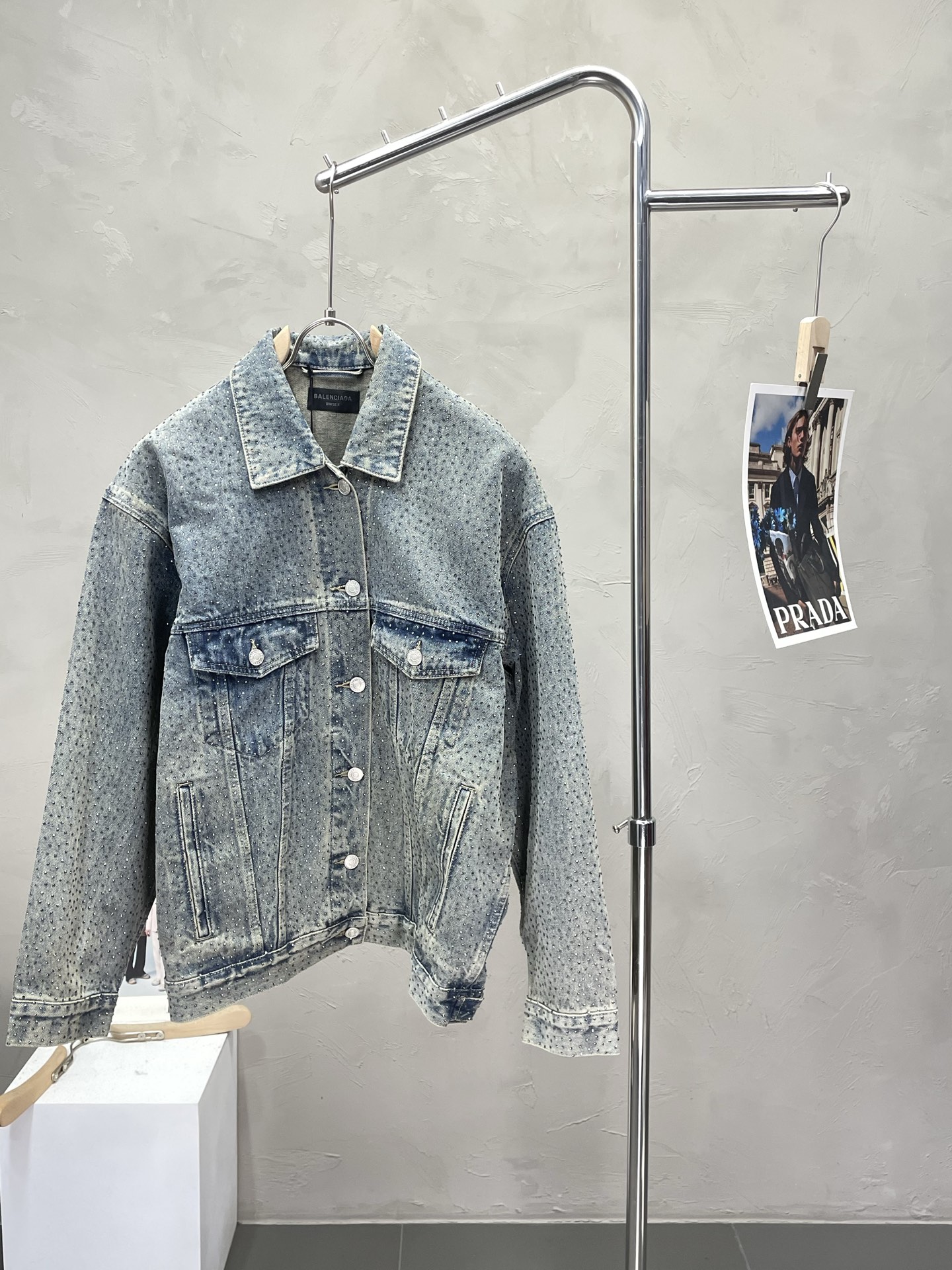 NO:523820,.Balenciaga exclusively offers the latest fashionable denim jackets, full diamond and hot diamond design, classic design and superb jackets, quality that cannot be picked and quality control can be purchased directly, and high-end products that cannot be missed! Through the detailed pictures, you can feel its powerful aura, and the warm-concentration effect is significant, so you don’t have to worry about the chill at all! It is both fashionable and functional, and the whole style looks more luxurious and elegant! Size S-XL, balenciaga, balenciaga, jackets & coats, alexander wang19860909.Balenciaga巴黎世家独家专供最新时尚牛仔外套 满钻烫钻设计 经典设计感与颜值爆棚的外套,品质更是无法挑剔品控可以直接入手,不容过错的高端臻品！通过细节图片便可感受到它强悍的气场,聚温保暖效果显著,完全不用担心会有一点寒意！时尚与功能性兼备,整款显得更加的奢华大气！ 尺码S-XL,,balenciaga,balenciaga,jackets & coats,alexander wang,Men's clothing