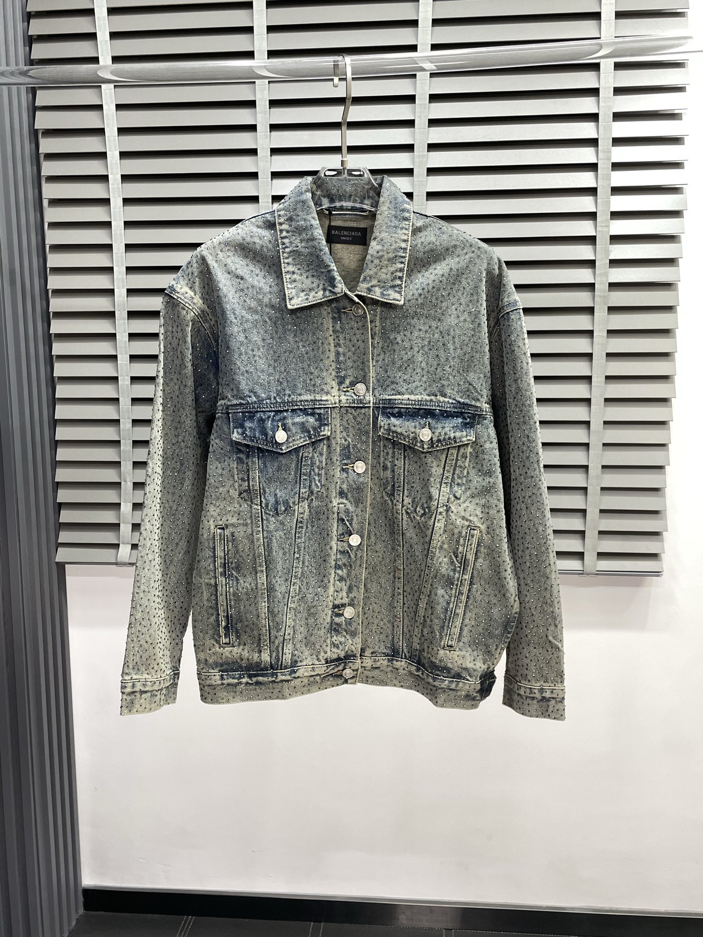 NO:524879,.Balenciaga exclusively offers the latest fashionable denim jackets, full diamond and hot diamond design, classic design and superb jackets, quality that cannot be picked and quality control can be purchased directly, and high-end products that cannot be missed! Through the detailed pictures, you can feel its powerful aura, and the warm-concentration effect is significant, so you don’t have to worry about the chill at all! It is both fashionable and functional, and the whole style looks more luxurious and elegant! Size S-XL, balenciaga, balenciaga, jackets & coats, alexander wang19860909.Balenciaga巴黎世家独家专供最新时尚牛仔外套 满钻烫钻设计 经典设计感与颜值爆棚的外套,品质更是无法挑剔品控可以直接入手,不容过错的高端臻品！通过细节图片便可感受到它强悍的气场,聚温保暖效果显著,完全不用担心会有一点寒意！时尚与功能性兼备,整款显得更加的奢华大气！ 尺码S-XL,,balenciaga,balenciaga,jackets & coats,alexander wang,Men's clothing