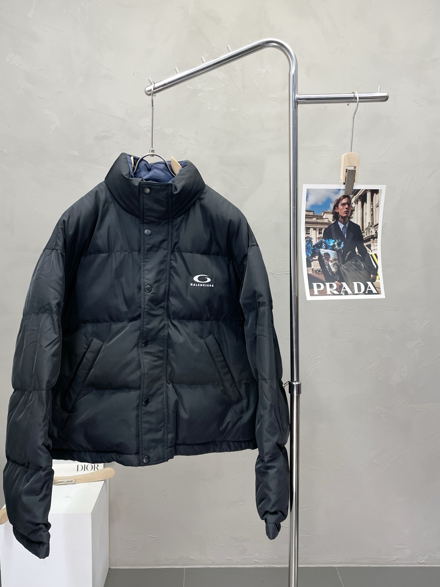 NO:523826,.Balenciaga exclusively offers the latest fashionable cotton jackets. Double-sided design. Classic design elements and jackets with great looks. The quality is even more unscrupulous. You can buy them directly. You can't get it wrong! Through the detailed pictures, you can feel its powerful aura, and the warm-concentration effect is significant, so you don’t have to worry about the chill at all! It is both fashionable and functional, and the whole style looks more luxurious and elegant! Size S-XL, balenciaga, balenciaga, jackets & coats, jackets & coats, alexander wang19860909.Balenciaga巴黎世家独家专供最新时尚棉服夹克.双面穿设计 经典设计元素与颜值爆棚的外套,品质更是无法挑剔品控可以直接入手,不容过错的高端臻品！通过细节图片便可感受到它强悍的气场,聚温保暖效果显著,完全不用担心会有一点寒意！时尚与功能性兼备,整款显得更加的奢华大气！ 尺码S-XL,,balenciaga,balenciaga,jackets & coats,jackets & coats,alexander wang,Men's clothing