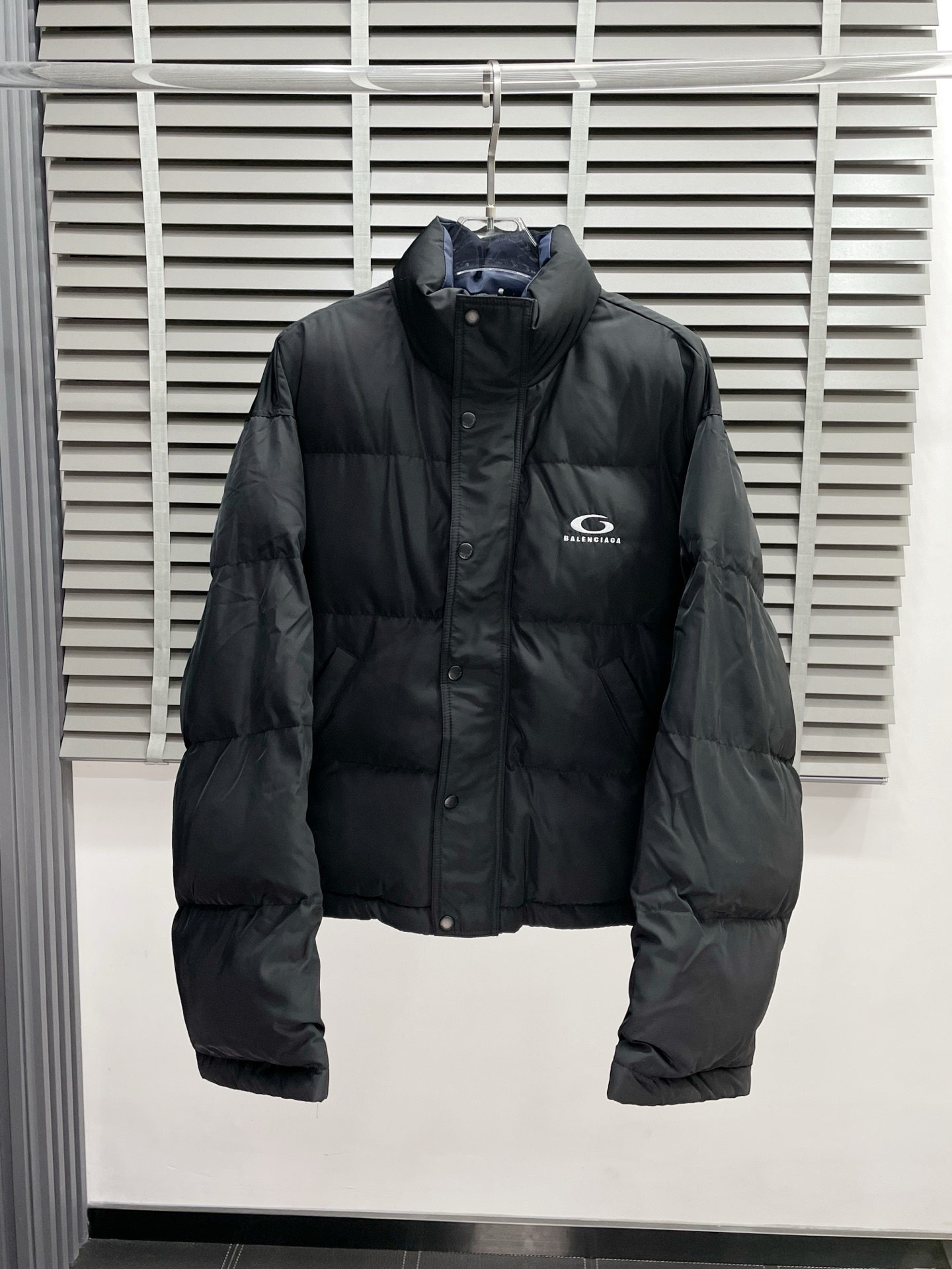 NO:524886,.Balenciaga exclusively offers the latest fashionable cotton jackets. Double-sided design. Classic design elements and jackets with great looks. The quality is even more unscrupulous. You can buy them directly. You can't get it wrong! Through the detailed pictures, you can feel its powerful aura, and the warm-concentration effect is significant, so you don’t have to worry about the chill at all! It is both fashionable and functional, and the whole style looks more luxurious and elegant! Size S-XL, balenciaga, balenciaga, jackets & coats, jackets & coats, alexander wang19860909.Balenciaga巴黎世家独家专供最新时尚棉服夹克.双面穿设计 经典设计元素与颜值爆棚的外套,品质更是无法挑剔品控可以直接入手,不容过错的高端臻品！通过细节图片便可感受到它强悍的气场,聚温保暖效果显著,完全不用担心会有一点寒意！时尚与功能性兼备,整款显得更加的奢华大气！ 尺码S-XL,,balenciaga,balenciaga,jackets & coats,jackets & coats,alexander wang,Men's clothing