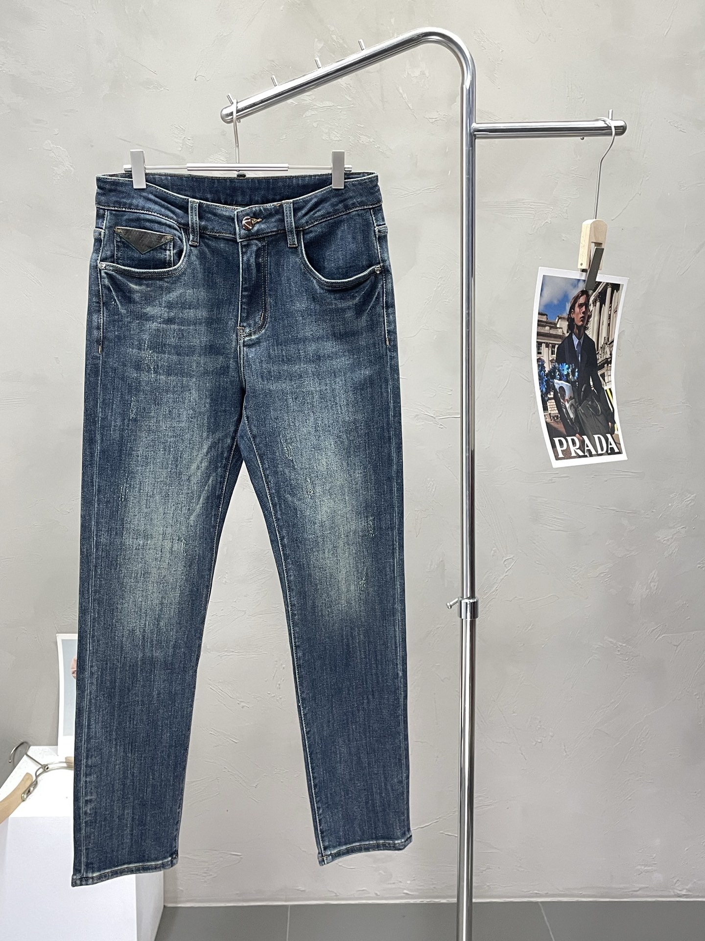 NO:523848,.Prada exclusively available in new styles, high-end jeans!  Customized fabrics for counters are breathable and comfortable, with impeccable details, and the brand element design concept reflects high quality. The feel is delicate and soft!  It is casually cut, with a great upper body style!  Number of codes: 29-38, prada, prada, jeans, alexander wang19860909.Prada普拉达独家专供新款 牛仔裤高端版本！专柜定制面料 透气舒适度高,细节无可挑剔,品牌元素设计理念,体现高品质.手感细腻柔软！呈现休闲裁剪,上身版型超赞！码数: 29-38,,prada,prada,jeans,alexander wang,Men's clothing