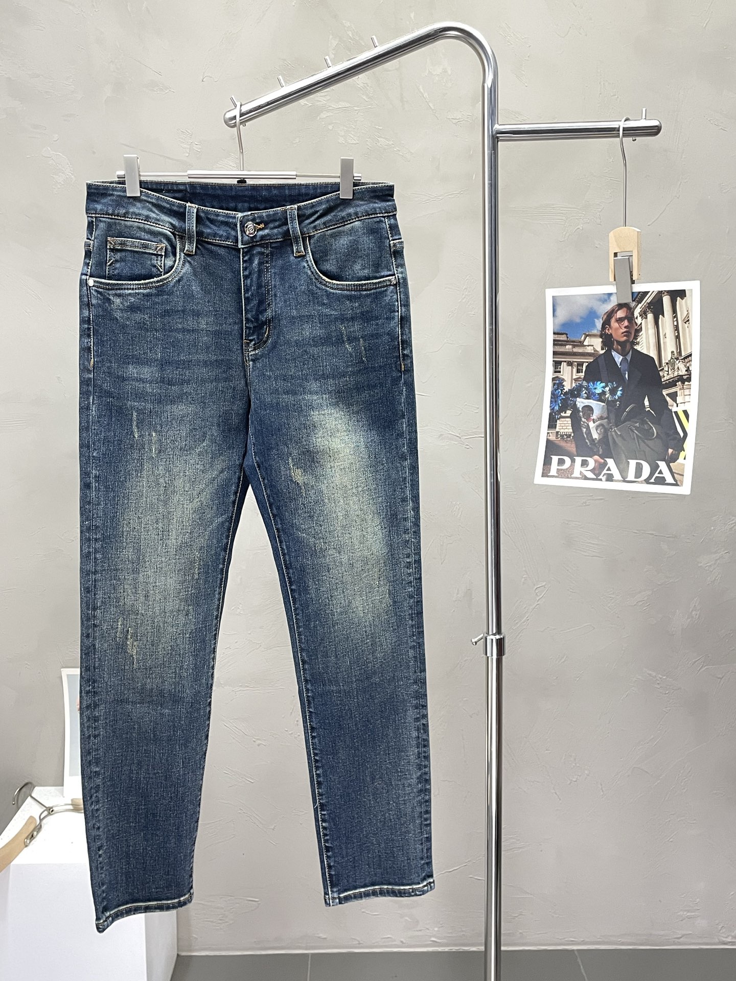 NO:523852,.Masion Margiela is exclusively available in the new style of high-end jeans!  Customized fabrics for counters are breathable and comfortable, with impeccable details, and the brand element design concept reflects high quality. The feel is delicate and soft!  It is casually cut, with a great upper body style!  Number of codes: 29-38,,masion margiela,jeans,alexander wang19860909.Masion Margiela梅森马吉拉独家专供新款 牛仔裤高端版本！专柜定制面料 透气舒适度高,细节无可挑剔,品牌元素设计理念,体现高品质.手感细腻柔软！呈现休闲裁剪,上身版型超赞！码数: 29-38,,masion margiela,jeans,alexander wang,Men's clothing