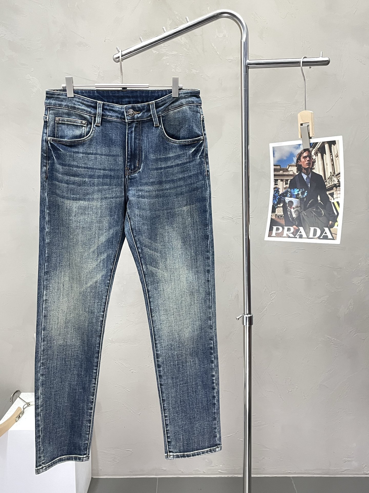 NO:523860,.Dior exclusively available in new styles, high-end jeans!  Customized fabrics for counters are breathable and comfortable, with impeccable details, and the brand element design concept reflects high quality. The feel is delicate and soft!  It is casually cut, with a great upper body style!  Number of codes: 29-38,,dior,dior,jeans,alexander wang19860909.Dior迪奥独家专供新款 牛仔裤高端版本！专柜定制面料 透气舒适度高,细节无可挑剔,品牌元素设计理念,体现高品质.手感细腻柔软！呈现休闲裁剪,上身版型超赞！码数: 29-38,,dior,dior,jeans,alexander wang,Men's clothing