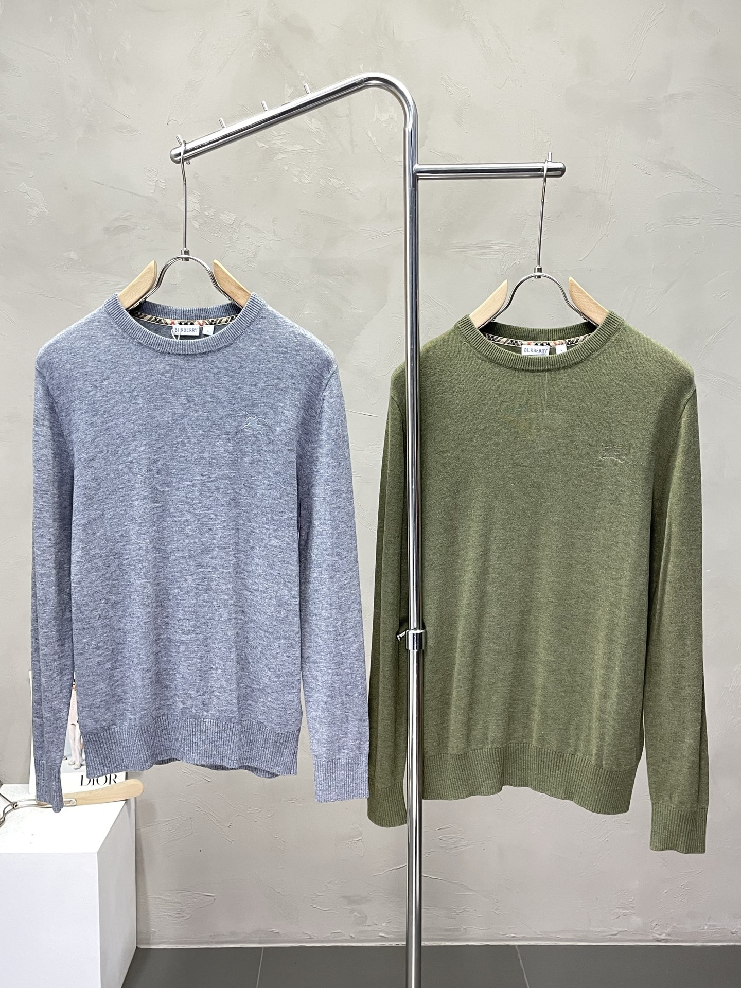 NO:523801,.Burberry Burberry exclusively offers new original single men's casual knitted shirts. High-end customization. High-end version. Fashionable and versatile imported fabrics. Super soft and delicate. Skin-friendly and comfortable to wear. Warm and comfortable. High-end boutique. OEM is very good at making the upper body. Men's must-have items. Complete three standards. Number M-2XL,,burberry,burberry,shirts,alexander wang.19860909.Burberry巴宝莉独家专供新款原单男士休闲针织衬衫 高端定制 高端版本 时尚百搭爆款进口面料 手感超柔软细腻 穿着亲肤舒适 保暖舒适 高端精品 代工厂精细做上身非常赞 男士必备单品 三标齐全 码数M-2XL,,burberry,burberry,shirts,alexander wang,Men's clothing