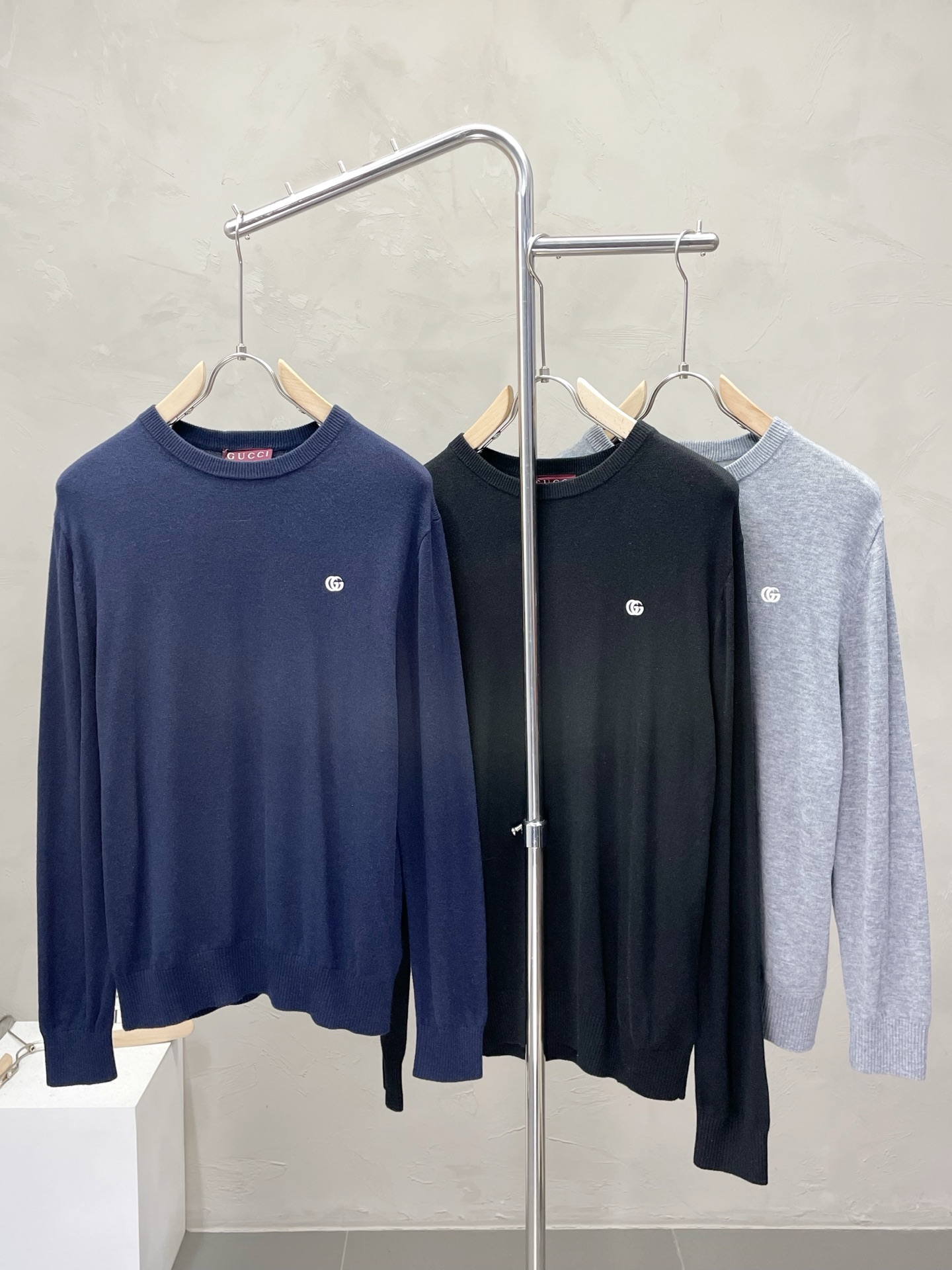 NO:523816,.Gucci exclusively offers new original single men's casual knitted shirts. High-end customization. High-end version. Fashionable and versatile imported fabrics. Super soft and delicate. Skin-friendly and comfortable to wear. Warm and comfortable. High-end boutique. OEM is very good at making the upper body. Men's must-have items. Complete three standards. Number M-2XL,,gucci,gucci,shirts,alexander wang.19860909.Gucci古驰独家专供新款原单男士休闲针织衬衫 高端定制 高端版本 时尚百搭爆款进口面料 手感超柔软细腻 穿着亲肤舒适 保暖舒适 高端精品 代工厂精细做上身非常赞 男士必备单品 三标齐全 码数M-2XL,,gucci,gucci,shirts,alexander wang,Men's clothing