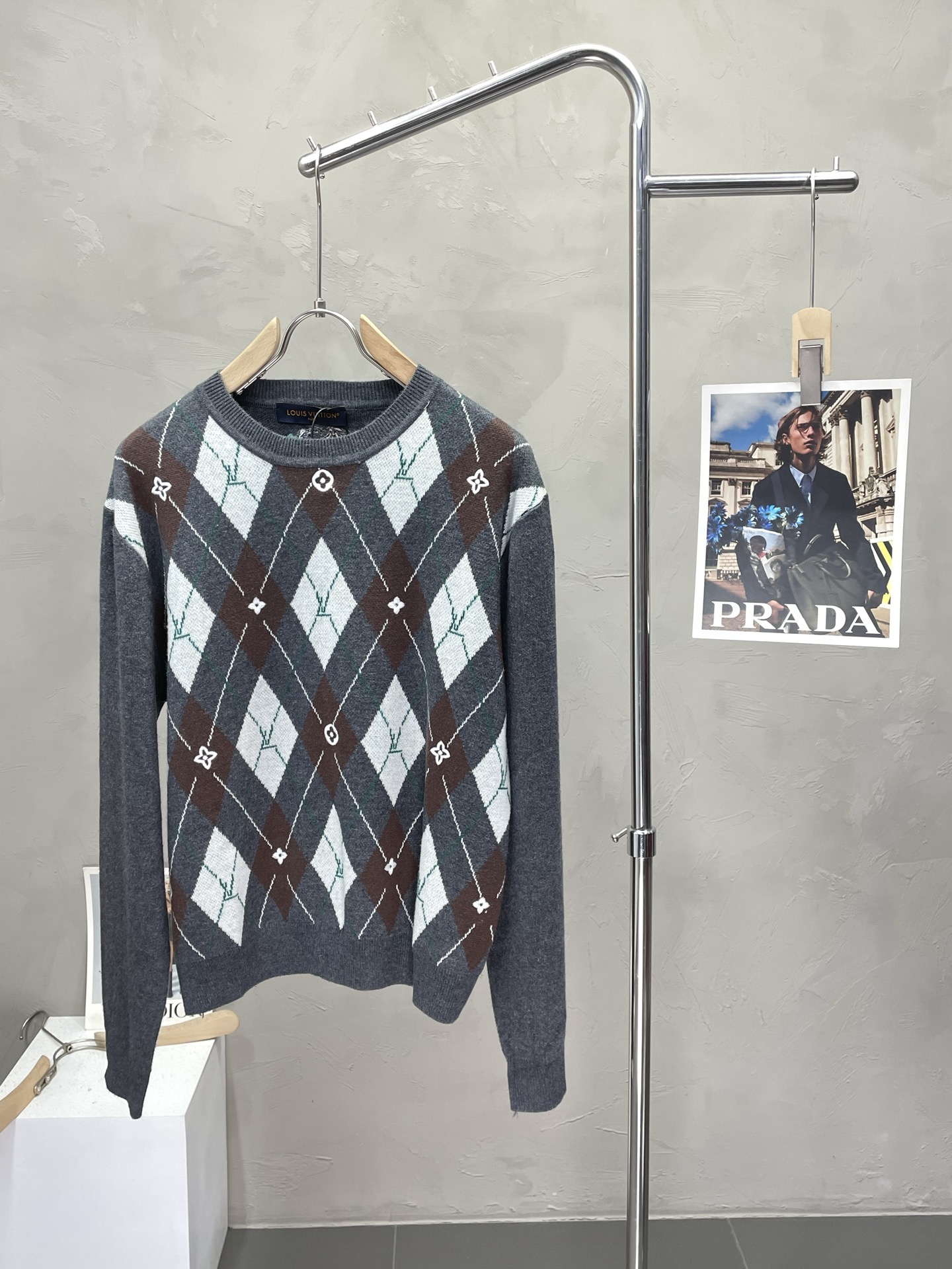 NO:526445,Louis Vuitton exclusively offers the latest fashionable sweaters. A jacket with a classic design and great appearance. It is even more difficult to pick and control. You can buy it directly. You can't get it wrong! Through the detailed pictures, you can feel its powerful aura, and the warm-concentration effect is significant, so you don’t have to worry about the chill at all! It is both fashionable and functional, and the whole style looks more luxurious and elegant! Size S-XL, louis vuitton,louis vuitton,jackets & coats,sweaters,alexander wang19860909Louis Vuitton路易威登独家专供最新时尚毛衣 经典设计感与颜值爆棚的外套,品质更是无法挑剔品控可以直接入手,不容过错的高端臻品！通过细节图片便可感受到它强悍的气场,聚温保暖效果显著,完全不用担心会有一点寒意！时尚与功能性兼备,整款显得更加的奢华大气！ 尺码S-XL,,louis vuitton,louis vuitton,jackets & coats,sweaters,alexander wang,Men's clothing