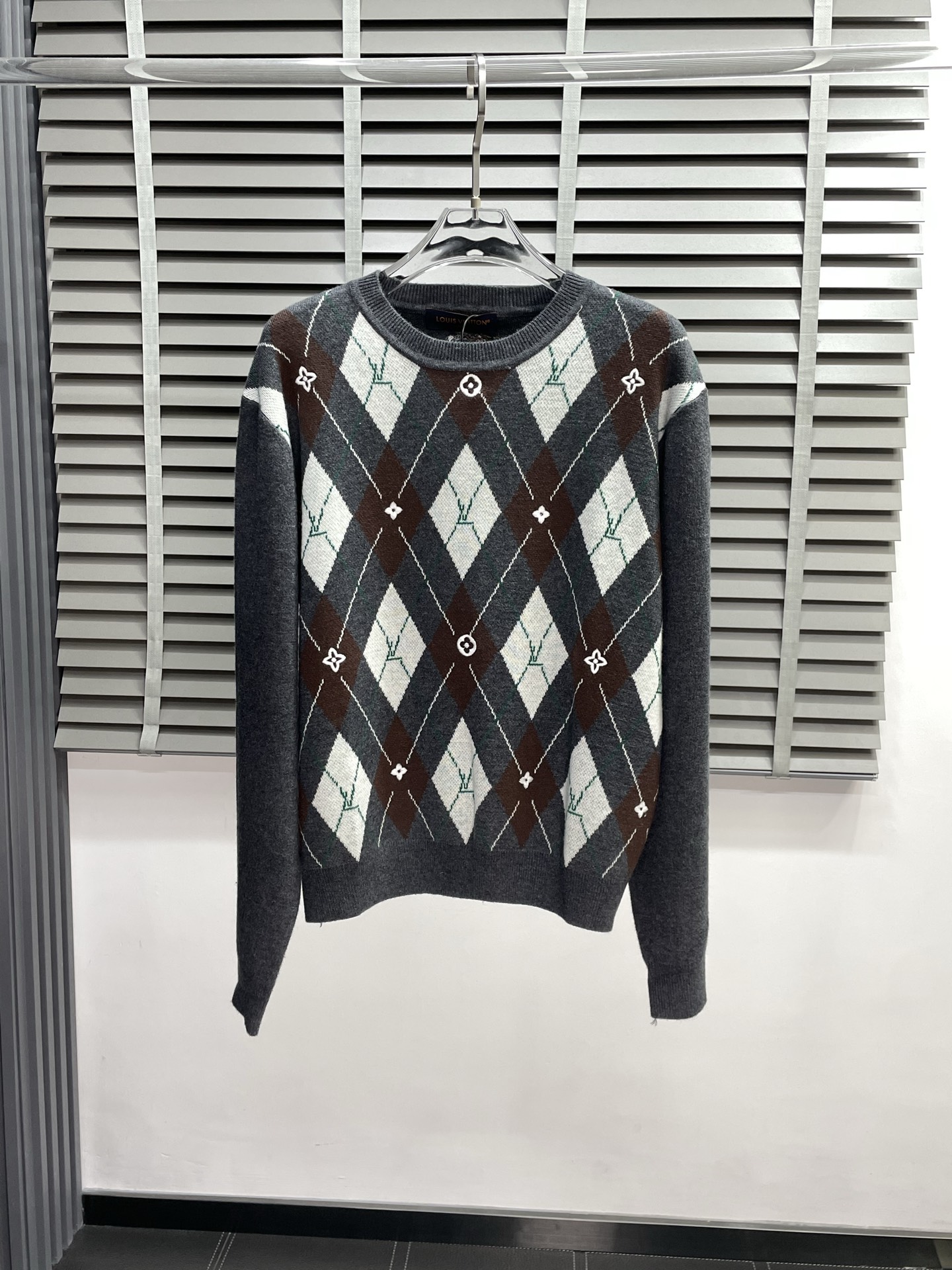 NO:530286,.Louis Vuitton exclusively offers the latest fashionable sweaters. A jacket with a classic design and appearance, and the quality is even more unscrupulous. You can buy it directly. You can't get it wrong! Through the detailed pictures, you can feel its powerful aura, and the warm-concentration effect is significant, so you don’t have to worry about the chill at all! It is both fashionable and functional, and the whole style looks more luxurious and elegant! Size S-XL, louis vuitton,louis vuitton,jackets & coats,sweaters,alexander wang19860909.Louis Vuitton路易威登独家专供最新时尚毛衣 经典设计感与颜值爆棚的外套,品质更是无法挑剔品控可以直接入手,不容过错的高端臻品！通过细节图片便可感受到它强悍的气场,聚温保暖效果显著,完全不用担心会有一点寒意！时尚与功能性兼备,整款显得更加的奢华大气！ 尺码S-XL,,louis vuitton,louis vuitton,jackets & coats,sweaters,alexander wang,Men's clothing