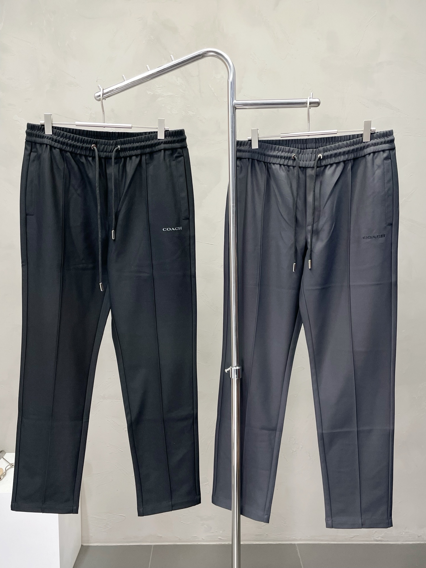 NO:529431,.COACH exclusively offers new casual pants high-end version!  Customized fabrics for counters are breathable and comfortable, with impeccable details, and the brand element design concept reflects high quality. The feel is delicate and soft!  It is casually cut, with a great upper body style!  Number of codes: M-3XL, coach, coach, alexander wang19860909.COACH蔻驰独家专供新款 休闲裤 高端版本！专柜定制面料 透气舒适度高,细节无可挑剔,品牌元素设计理念,体现高品质.手感细腻柔软！呈现休闲裁剪,上身版型超赞！码数: M-3XL,,coach,coach,alexander wang,Men's clothing