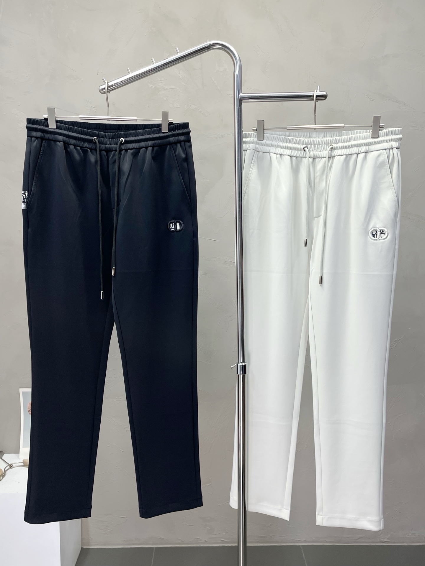 NO:529433,.Dior exclusively available for new casual pants high-end version!  Customized fabrics for counters are breathable and comfortable, with impeccable details, and the brand element design concept reflects high quality. The feel is delicate and soft!  It is casually cut, with a great upper body style!  Number of codes: M-3XL, dior, dior, alexander wang19860909.Dior迪奥独家专供新款 休闲裤 高端版本！专柜定制面料 透气舒适度高,细节无可挑剔,品牌元素设计理念,体现高品质.手感细腻柔软！呈现休闲裁剪,上身版型超赞！码数: M-3XL,,dior,dior,alexander wang,Men's clothing