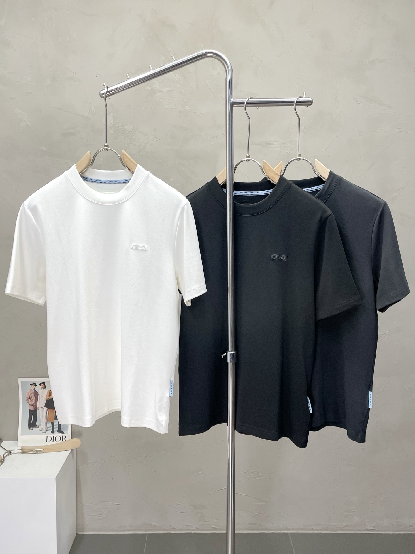 NO:523808,.Prada exclusively offers new original single men's casual short sleeves, high-end customization, high-end version, fashionable and versatile imported fabric, super soft and delicate, skin-friendly and comfortable to wear, high-end boutique, OEM, fine production, very good for the upper body, men's essential items, three standards, M-4XL,,prada,prada,T-shirt,alexander wang19860909.Prada普拉达独家专供新款原单男士休闲短袖 高端定制 高端版本 时尚百搭爆款进口面料 手感超柔软细腻 穿着亲肤舒适 高端精品 代工厂精细做上身非常赞 男士必备单品 三标齐全 码数M-4XL,,prada,prada,T-shirt,alexander wang,Men's clothing