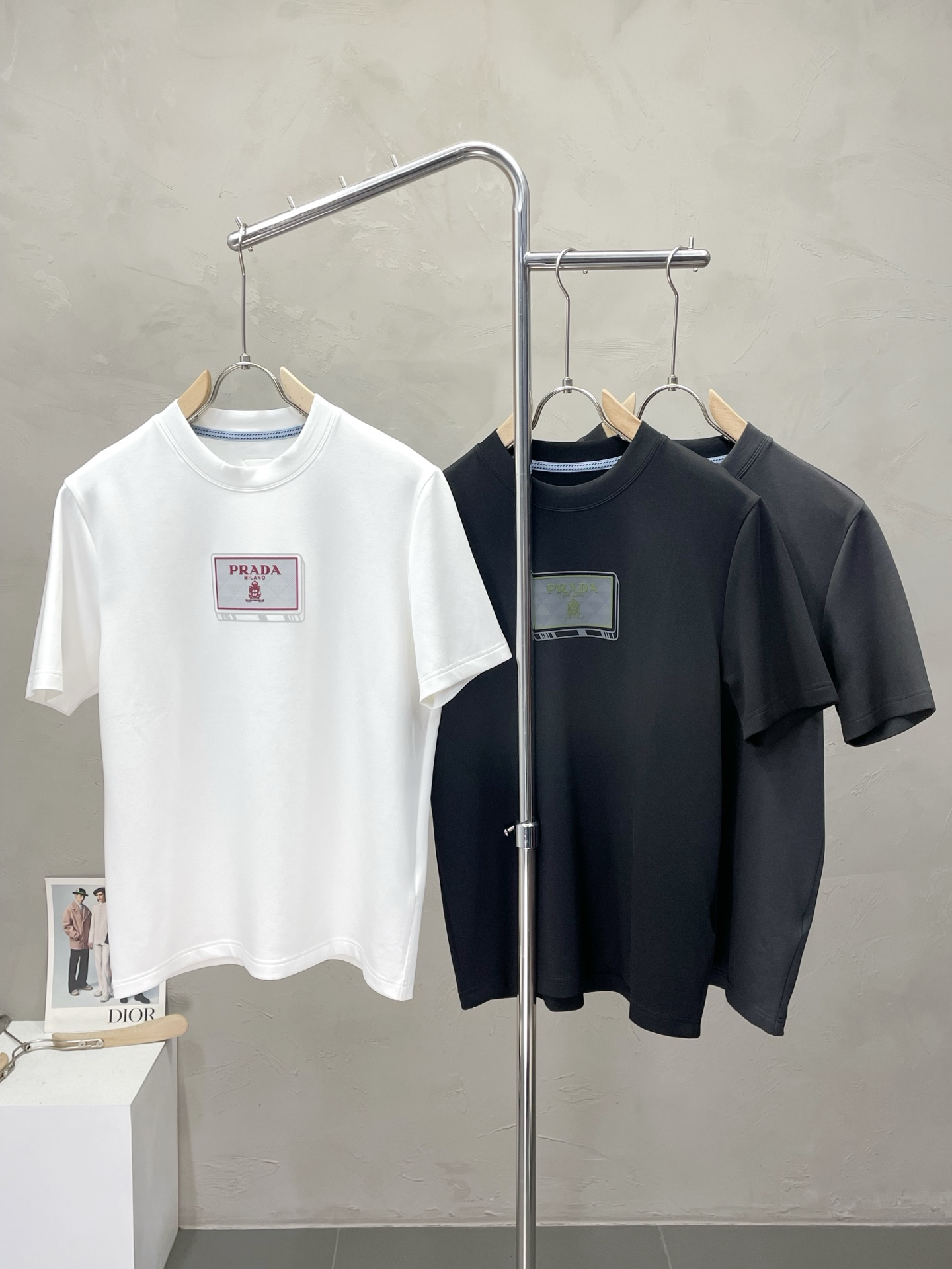 NO:523868,.Prada exclusively offers new original single men's casual short sleeves, high-end customization, high-end version, fashionable and versatile imported fabric, super soft and delicate, skin-friendly and comfortable to wear, high-end boutique, OEM, fine production, very good for the upper body, men's essential items, three standards, M-4XL,,prada,prada,T-shirt,alexander wang19860909.Prada普拉达独家专供新款原单男士休闲短袖 高端定制 高端版本 时尚百搭爆款进口面料 手感超柔软细腻 穿着亲肤舒适 高端精品 代工厂精细做上身非常赞 男士必备单品 三标齐全 码数M-4XL,,prada,prada,T-shirt,alexander wang,Men's clothing