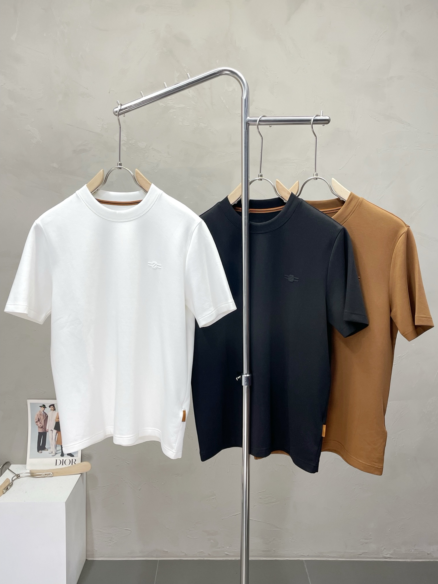 NO:523810,.ZEGNA exclusively offers new original single men's casual short sleeves, high-end customization, high-end version, fashionable and versatile imported fabric, super soft and delicate, skin-friendly and comfortable to wear, high-end boutique, OEM, fine production, very good for the upper body, men's essential items, three standards, code M-4XL,,zegna, T-shirt, alexander wang19860909.ZEGNA杰尼亚独家专供新款原单男士休闲短袖 高端定制 高端版本 时尚百搭爆款进口面料 手感超柔软细腻 穿着亲肤舒适 高端精品 代工厂精细做上身非常赞 男士必备单品 三标齐全 码数M-4XL,,zegna,T-shirt,alexander wang,Men's clothing