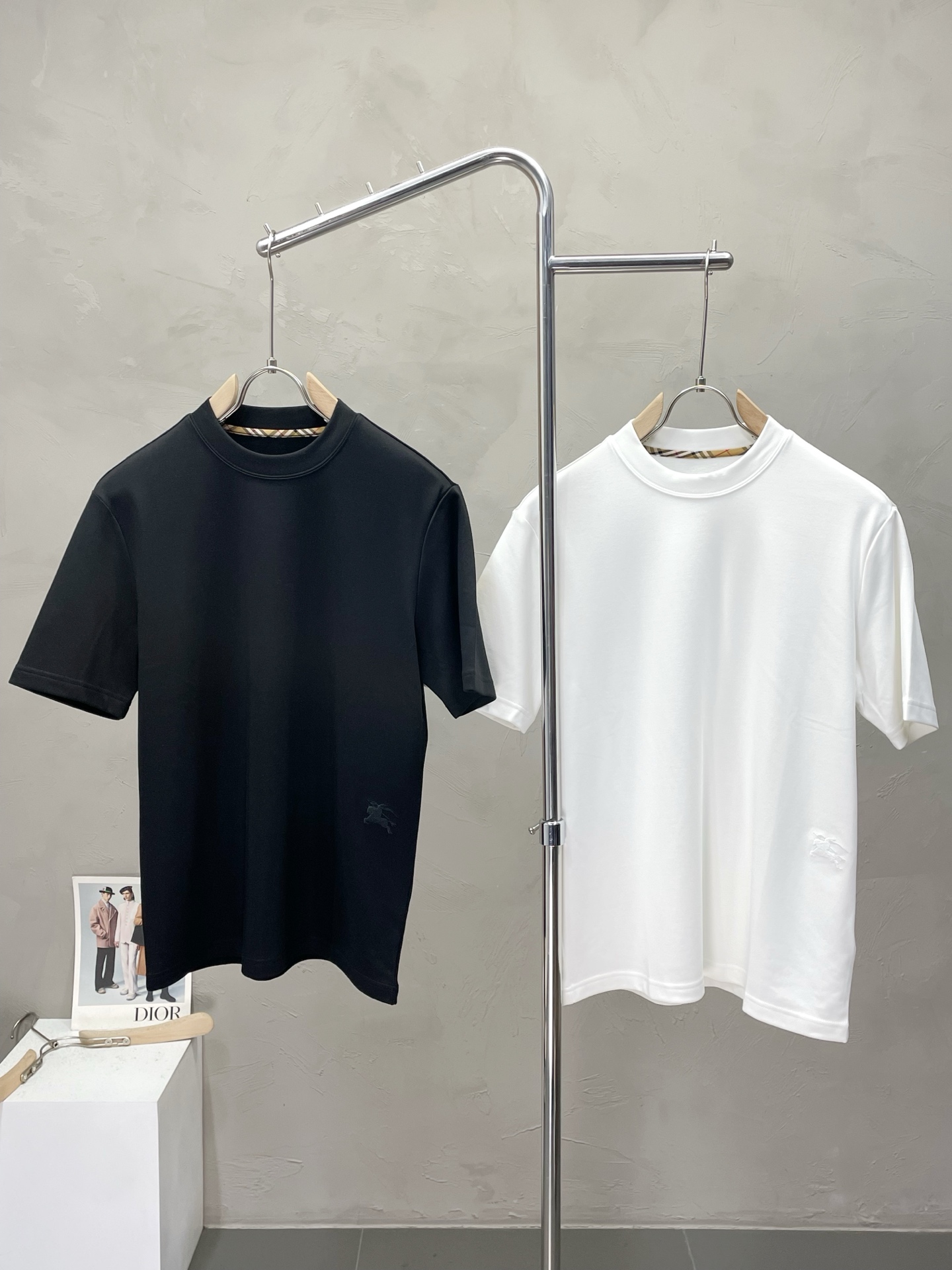 NO:523861,.Burberry Burberry exclusively offers new original single men's casual short sleeves, high-end customization, high-end version, fashionable and versatile imported fabric, super soft and delicate, skin-friendly and comfortable to wear, high-end boutique, OEM, fine production, very good for the upper body, men's essential items, three standards, M-4XL,,burberry,burberry,T-shirt,alexander wang19860909.Burberry巴宝莉独家专供新款原单男士休闲短袖 高端定制 高端版本 时尚百搭爆款进口面料 手感超柔软细腻 穿着亲肤舒适 高端精品 代工厂精细做上身非常赞 男士必备单品 三标齐全 码数M-4XL,,burberry,burberry,T-shirt,alexander wang,Men's clothing