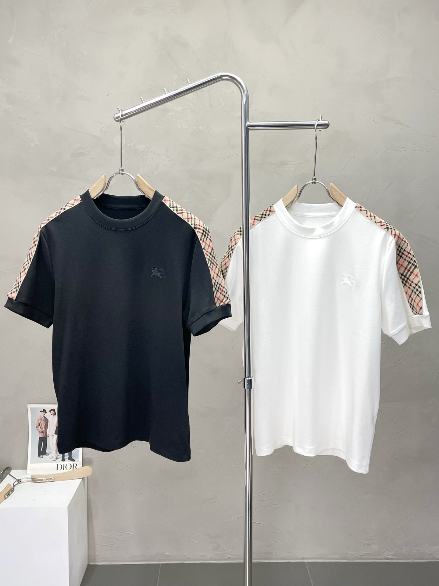 NO:523806,.Burberry Burberry exclusively offers new original single men's casual short sleeves, high-end customization, high-end version, fashionable and versatile imported fabric, super soft and delicate, skin-friendly and comfortable to wear, high-end boutique, OEM, fine production, very good for the upper body, men's essential items, three standards, M-4XL,,burberry,burberry,T-shirt,alexander wang19860909.Burberry巴宝莉独家专供新款原单男士休闲短袖 高端定制 高端版本 时尚百搭爆款进口面料 手感超柔软细腻 穿着亲肤舒适 高端精品 代工厂精细做上身非常赞 男士必备单品 三标齐全 码数M-4XL,,burberry,burberry,T-shirt,alexander wang,Men's clothing