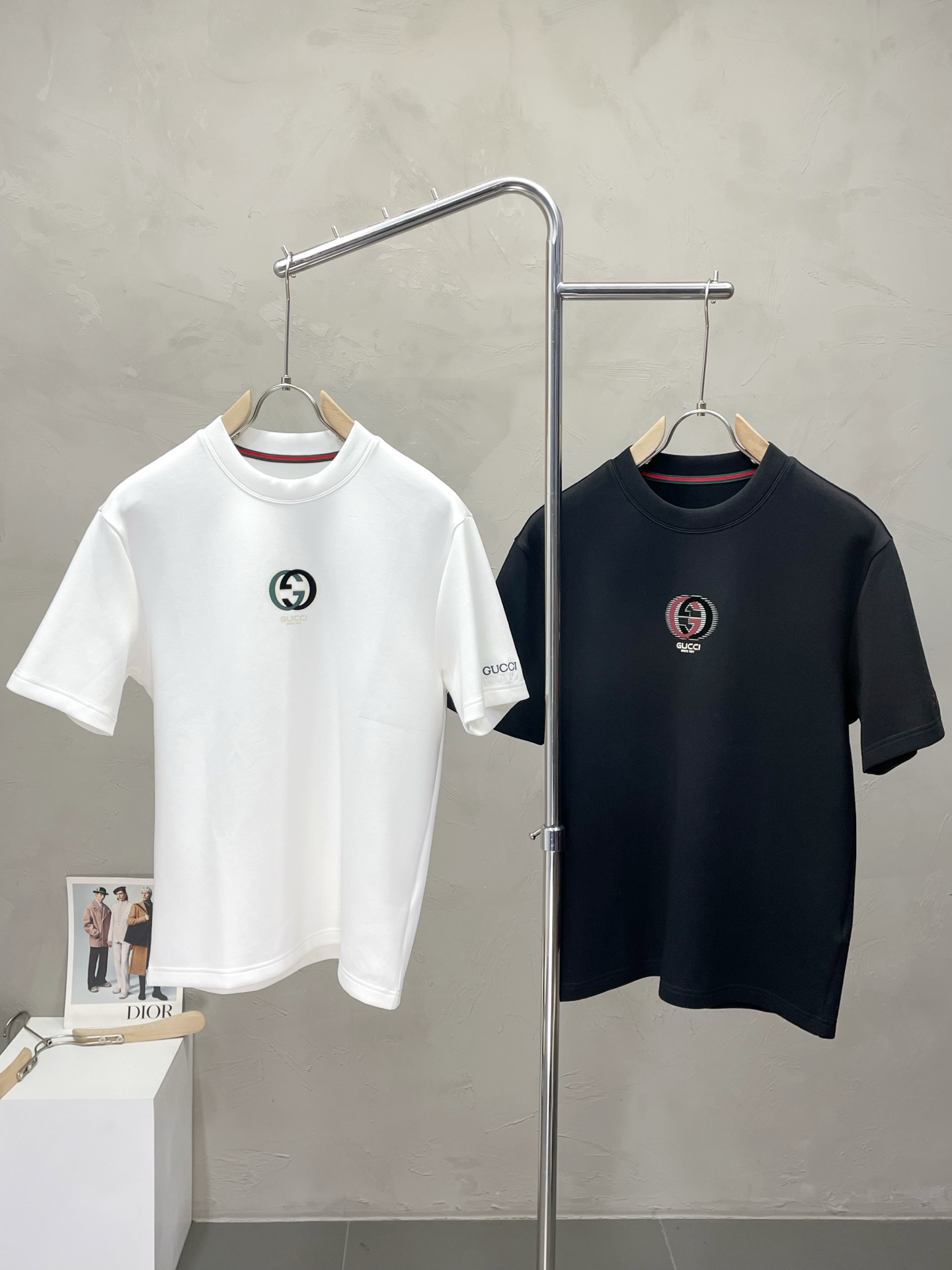 NO:523865,.Gucci exclusively offers new original single men's casual short sleeves, high-end customization, high-end version, fashionable and versatile imported fabric, super soft and delicate, skin-friendly and comfortable to wear, high-end boutique, OEM, fine production, very good for the upper body, men's essential items, three standards, code M-4XL,,gucci,gucci,T-shirt,alexander wang19860909.Gucci古驰独家专供新款原单男士休闲短袖 高端定制 高端版本 时尚百搭爆款进口面料 手感超柔软细腻 穿着亲肤舒适 高端精品 代工厂精细做上身非常赞 男士必备单品 三标齐全 码数M-4XL,,gucci,gucci,T-shirt,alexander wang,Men's clothing