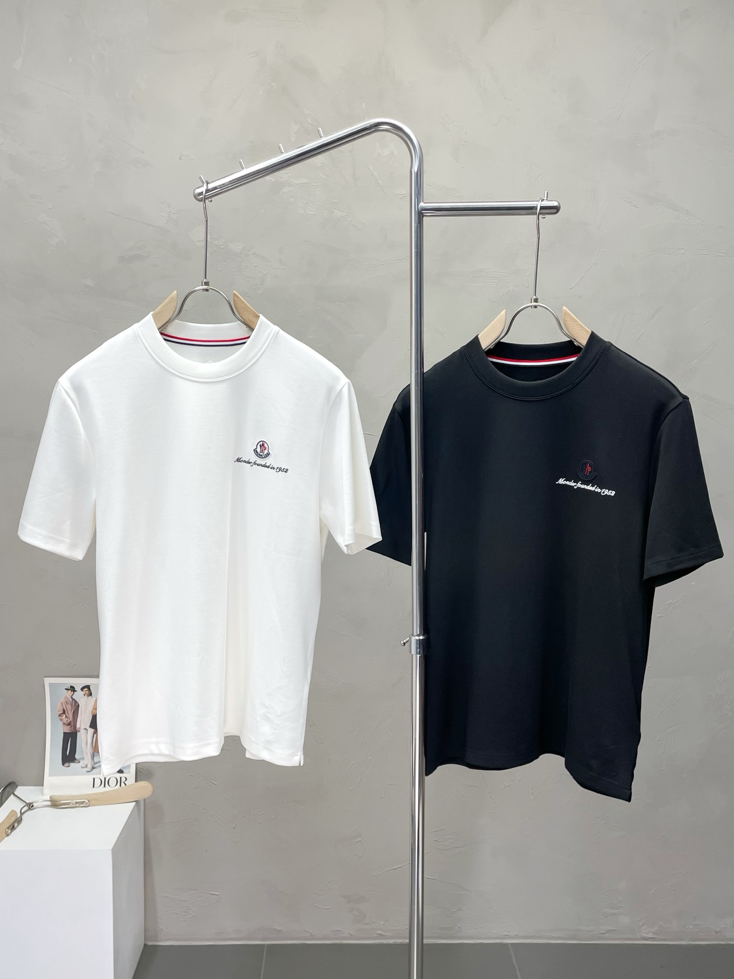 NO:529435,.Moncler mask exclusively provides new original single men's casual short sleeves, high-end customization, high-end version, fashionable and versatile imported fabric, super soft and delicate, skin-friendly and comfortable to wear, high-end boutique, OEM factory fine-made top body, very good men's essential items, three standards, code M-4XL,,Moncler, T-shirt, alexander wang19860909.Moncler蒙口独家专供新款原单男士休闲短袖 高端定制 高端版本 时尚百搭爆款进口面料 手感超柔软细腻 穿着亲肤舒适 高端精品 代工厂精细做上身非常赞 男士必备单品 三标齐全 码数M-4XL,,Moncler,T-shirt,alexander wang,Men's clothing