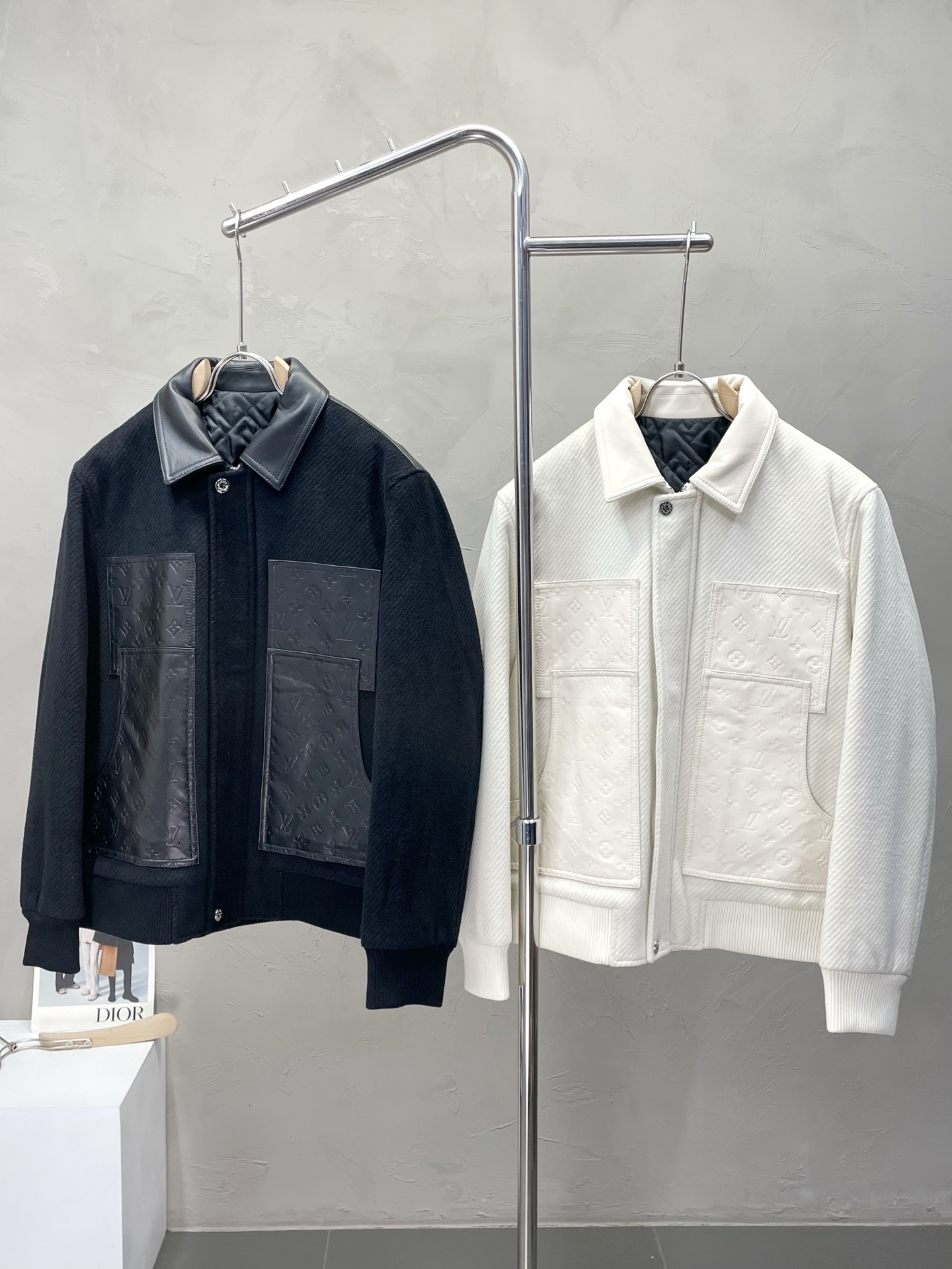 NO:530249,.Louis Vuitton exclusively offers the latest fashionable leather jackets. A jacket with a classic design and great appearance. The quality is even more unscrupulous. You can buy it directly. You can't get it wrong! Through the detailed pictures, you can feel its powerful aura, and the warm-concentration effect is significant, so you don’t have to worry about the chill at all! It is both fashionable and functional, and the whole style looks more luxurious and elegant! Size M-3XL, louis vuitton,louis vuitton,jackets & coats,jackets & coats,alexander wang19860909.Louis Vuitton路易威登独家专供最新时尚拼皮夹克 经典设计感与颜值爆棚的外套,品质更是无法挑剔品控可以直接入手,不容过错的高端臻品！通过细节图片便可感受到它强悍的气场,聚温保暖效果显著,完全不用担心会有一点寒意！时尚与功能性兼备,整款显得更加的奢华大气！ 尺码M-3XL,,louis vuitton,louis vuitton,jackets & coats,jackets & coats,alexander wang,Men's clothing