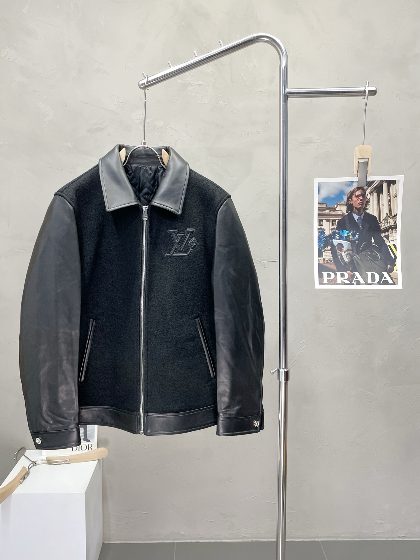 NO:530261,.Louis Vuitton exclusively offers the latest fashionable leather jackets. A jacket with a classic design and great appearance. The quality is even more unscrupulous. You can buy it directly. You can't get it wrong! Through the detailed pictures, you can feel its powerful aura, and the warm-concentration effect is significant, so you don’t have to worry about the chill at all! It is both fashionable and functional, and the whole style looks more luxurious and elegant! Size M-3XL, louis vuitton,louis vuitton,jackets & coats,jackets & coats,alexander wang19860909.Louis Vuitton路易威登独家专供最新时尚拼皮夹克 经典设计感与颜值爆棚的外套,品质更是无法挑剔品控可以直接入手,不容过错的高端臻品！通过细节图片便可感受到它强悍的气场,聚温保暖效果显著,完全不用担心会有一点寒意！时尚与功能性兼备,整款显得更加的奢华大气！ 尺码M-3XL,,louis vuitton,louis vuitton,jackets & coats,jackets & coats,alexander wang,Men's clothing