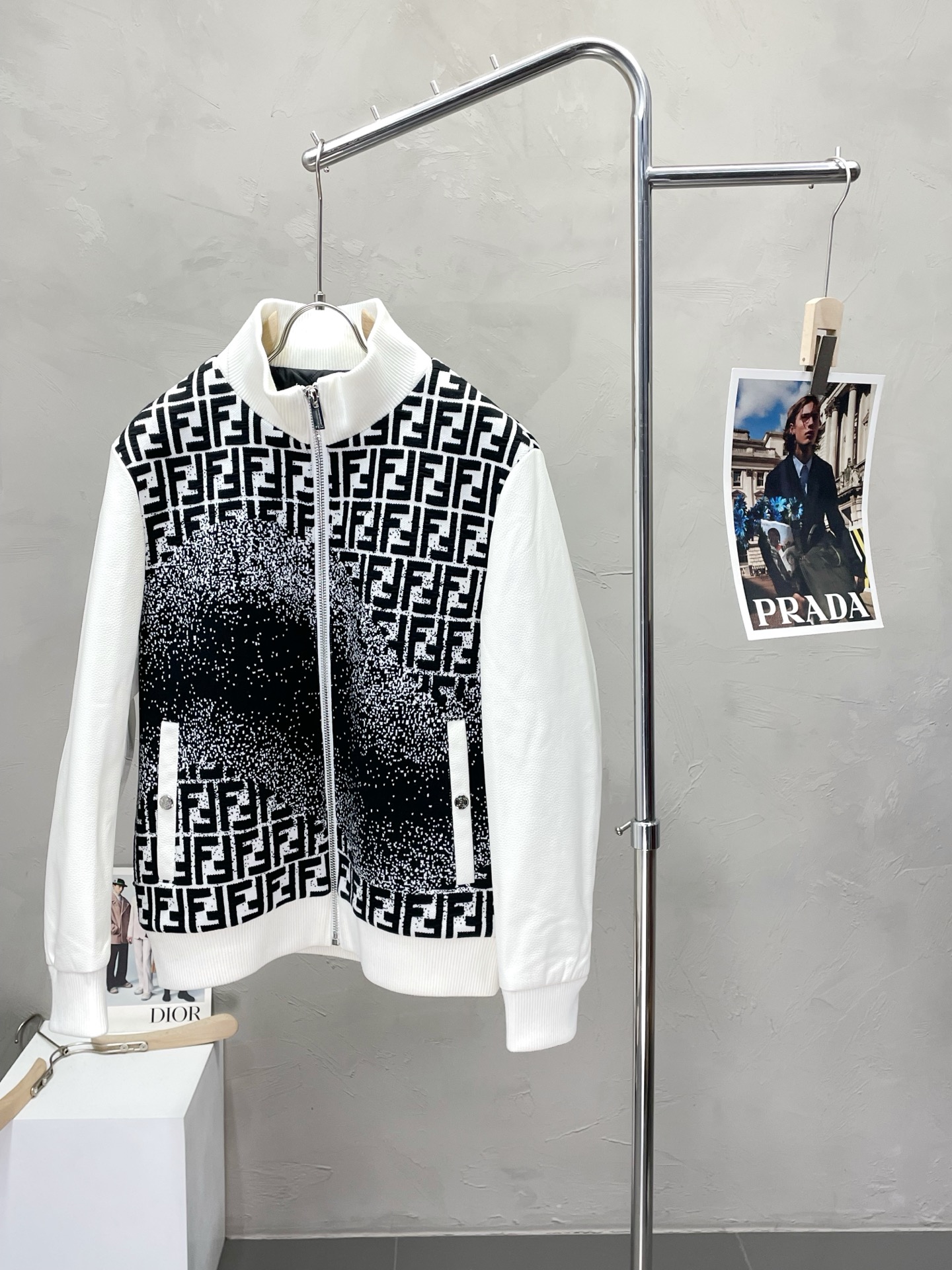 NO:524923,.FENDI exclusively offers the latest fashionable leather jackets. A jacket with a classic design and great appearance. The quality is even more unscrupulous. You can buy it directly. You can't get it right! Through the detailed pictures, you can feel its powerful aura, and the warm-concentration effect is significant, so you don’t have to worry about the chill at all! It is both fashionable and functional, and the whole style looks more luxurious and elegant! Size M-3XL, fendi, fendi, jackets & coats, jackets & coats, alexander wang19860909.FENDI芬迪独家专供最新时尚拼皮夹克 经典设计感与颜值爆棚的外套,品质更是无法挑剔品控可以直接入手,不容过错的高端臻品！通过细节图片便可感受到它强悍的气场,聚温保暖效果显著,完全不用担心会有一点寒意！时尚与功能性兼备,整款显得更加的奢华大气！ 尺码M-3XL,,fendi,fendi,jackets & coats,jackets & coats,alexander wang,Men's clothing