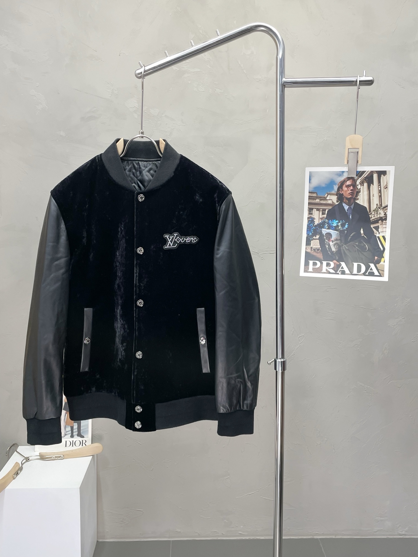 NO:530255,.Louis Vuitton exclusively offers the latest fashionable leather jackets. A jacket with a classic design and great appearance. The quality is even more unscrupulous. You can buy it directly. You can't get it wrong! Through the detailed pictures, you can feel its powerful aura, and the warm-concentration effect is significant, so you don’t have to worry about the chill at all! It is both fashionable and functional, and the whole style looks more luxurious and elegant! Size M-3XL, louis vuitton,louis vuitton,jackets & coats,jackets & coats,alexander wang19860909.Louis Vuitton路易威登独家专供最新时尚拼皮夹克 经典设计感与颜值爆棚的外套,品质更是无法挑剔品控可以直接入手,不容过错的高端臻品！通过细节图片便可感受到它强悍的气场,聚温保暖效果显著,完全不用担心会有一点寒意！时尚与功能性兼备,整款显得更加的奢华大气！ 尺码M-3XL,,louis vuitton,louis vuitton,jackets & coats,jackets & coats,alexander wang,Men's clothing