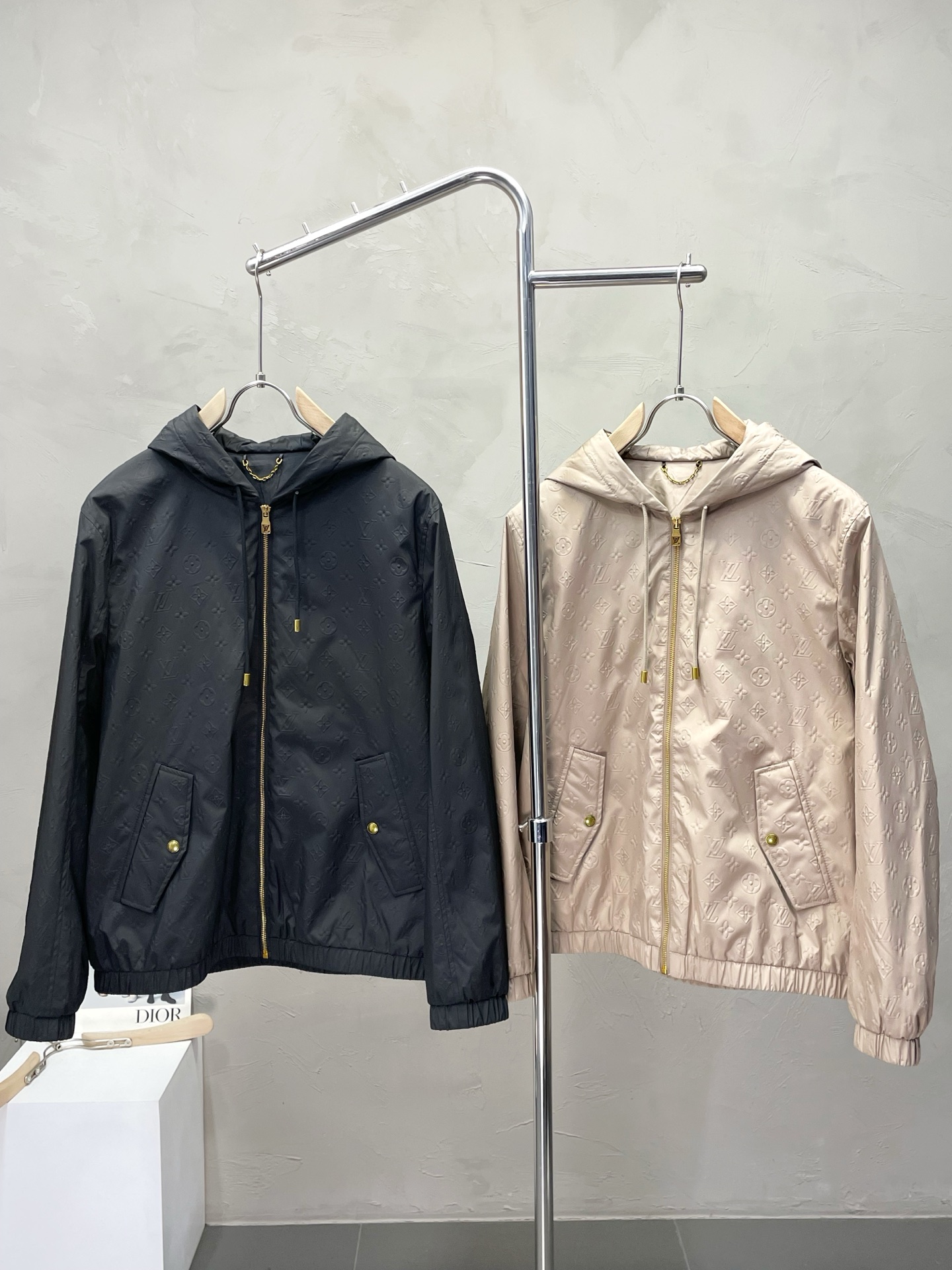 NO:523818,.Louis Vuitton exclusively offers the latest fashionable hooded jackets. A jacket with a classic design and great appearance. The quality is even more unscrupulous. You can buy it directly. You can't get it wrong! Through the detailed pictures, you can feel its powerful aura, and the warm-concentration effect is significant, so you don’t have to worry about the chill at all! It is both fashionable and functional, and the whole style looks more luxurious and elegant! Size M-3XL, louis vuitton,louis vuitton,jackets & coats,jackets & coats,hats,alexander wang19860909.Louis Vuitton路易威登独家专供最新时尚连帽夹克 经典设计感与颜值爆棚的外套,品质更是无法挑剔品控可以直接入手,不容过错的高端臻品！通过细节图片便可感受到它强悍的气场,聚温保暖效果显著,完全不用担心会有一点寒意！时尚与功能性兼备,整款显得更加的奢华大气！ 尺码M-3XL,,louis vuitton,louis vuitton,jackets & coats,jackets & coats,hats,alexander wang,Men's clothing