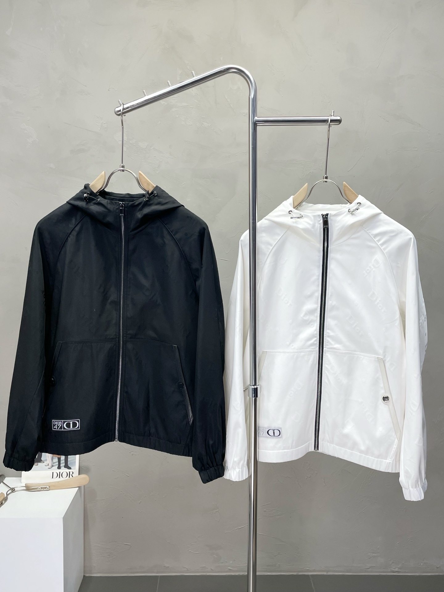 NO:523811,.Dior exclusively offers the latest fashionable hooded jackets. A jacket with a classic design and great appearance. The quality is even more unscrupulous. You can buy it directly. You can't get it wrong! Through the detailed pictures, you can feel its powerful aura, and the warm-concentration effect is significant, so you don’t have to worry about the chill at all! It is both fashionable and functional, and the whole style looks more luxurious and elegant! Size M-3XL, dior,dior,jackets & coats,jackets & coats,hats,alexander wang19860909.Dior迪奥独家专供最新时尚连帽夹克 经典设计感与颜值爆棚的外套,品质更是无法挑剔品控可以直接入手,不容过错的高端臻品！通过细节图片便可感受到它强悍的气场,聚温保暖效果显著,完全不用担心会有一点寒意！时尚与功能性兼备,整款显得更加的奢华大气！ 尺码M-3XL,,dior,dior,jackets & coats,jackets & coats,hats,alexander wang,Men's clothing