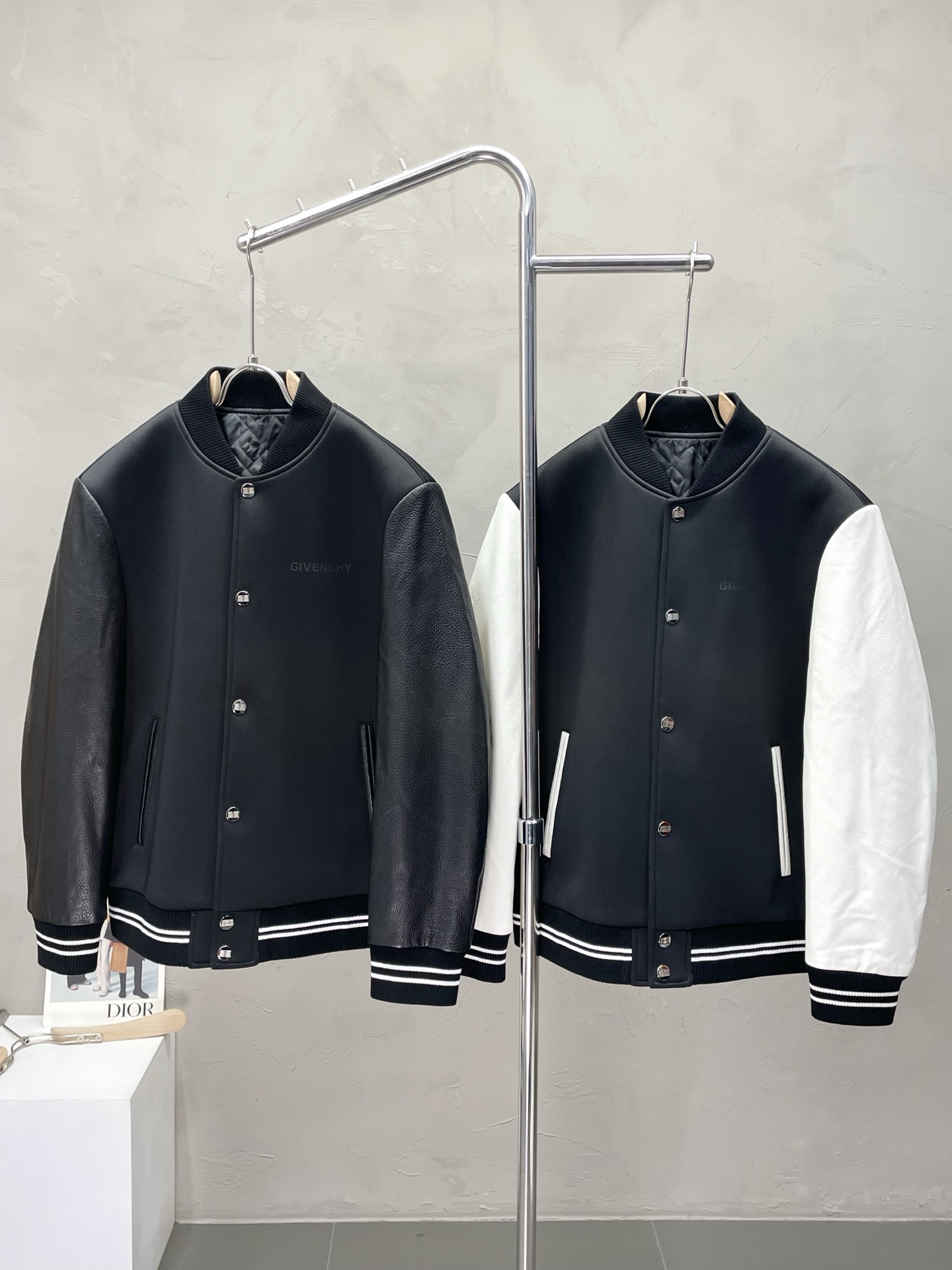 NO:530272,.Givenchy exclusively offers the latest fashionable leather jackets. A jacket with a classic design and great appearance. The quality is even more unscrupulous. You can buy it directly. You can't get it right! Through the detailed pictures, you can feel its powerful aura, and the warm-concentration effect is significant, so you don’t have to worry about the chill at all! It is both fashionable and functional, and the whole style looks more luxurious and elegant! Size M-3XL, given , given , given , jackets & coats, jackets & coats, alexander wang19860909.Givenchy纪梵希独家专供最新时尚拼皮夹克 经典设计感与颜值爆棚的外套,品质更是无法挑剔品控可以直接入手,不容过错的高端臻品！通过细节图片便可感受到它强悍的气场,聚温保暖效果显著,完全不用担心会有一点寒意！时尚与功能性兼备,整款显得更加的奢华大气！ 尺码M-3XL,,givenchy,givenchy,jackets & coats,jackets & coats,alexander wang,Men's clothing