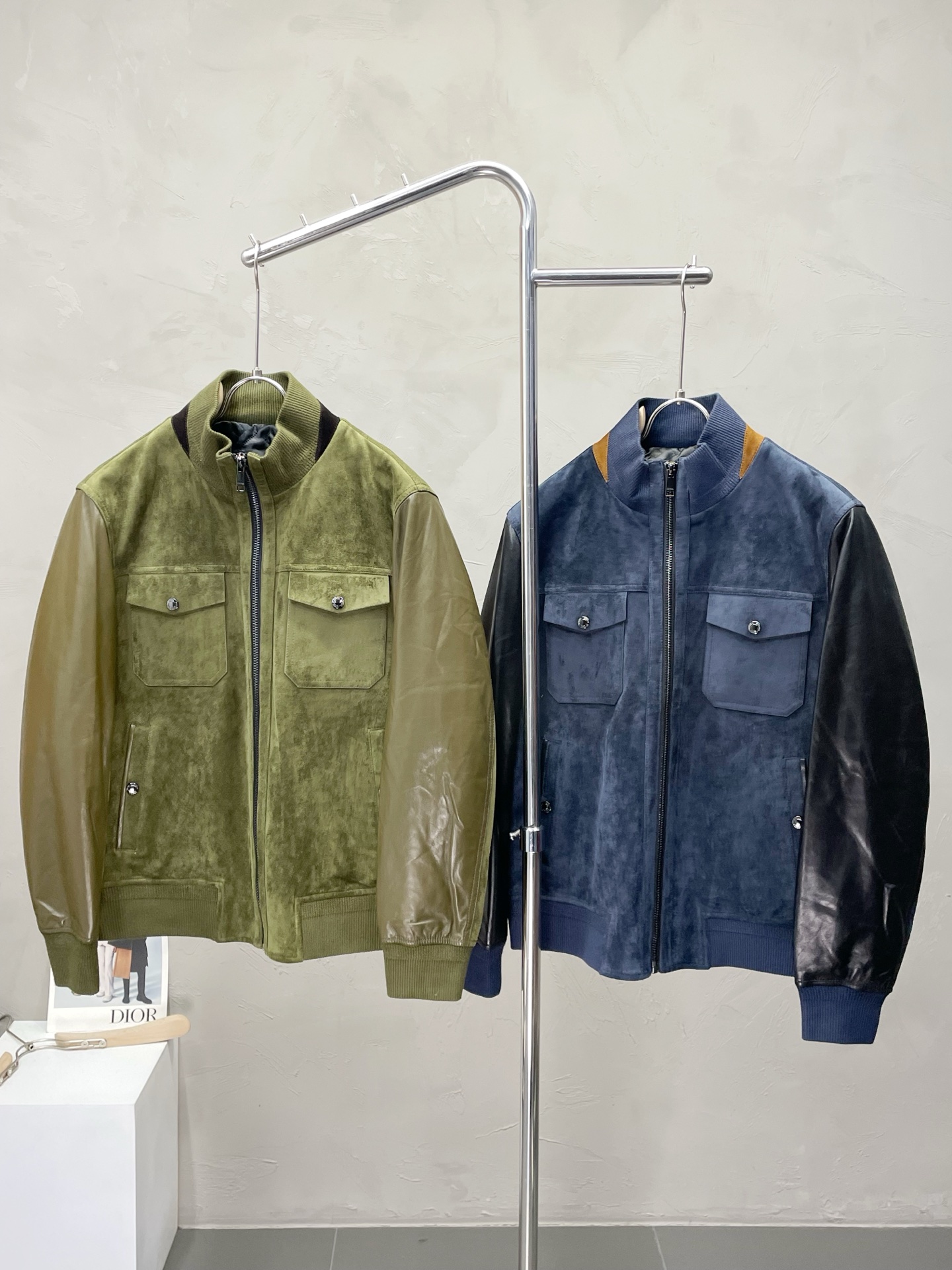 NO:524910,.ZEGNA exclusively offers the latest fashionable leather jackets. A jacket with a classic design and appearance. It is even more difficult to pick and control. You can buy it directly. You can't get it wrong! Through the detailed pictures, you can feel its powerful aura, and the warm-concentration effect is significant, so you don’t have to worry about the chill at all! It is both fashionable and functional, and the whole style looks more luxurious and elegant! Size M-3XL, zegna, jackets & coats, jackets & coats, alexander wang19860909.ZEGNA杰尼亚独家专供最新时尚拼皮夹克 经典设计感与颜值爆棚的外套,品质更是无法挑剔品控可以直接入手,不容过错的高端臻品！通过细节图片便可感受到它强悍的气场,聚温保暖效果显著,完全不用担心会有一点寒意！时尚与功能性兼备,整款显得更加的奢华大气！ 尺码M-3XL,,zegna,jackets & coats,jackets & coats,alexander wang,Men's clothing