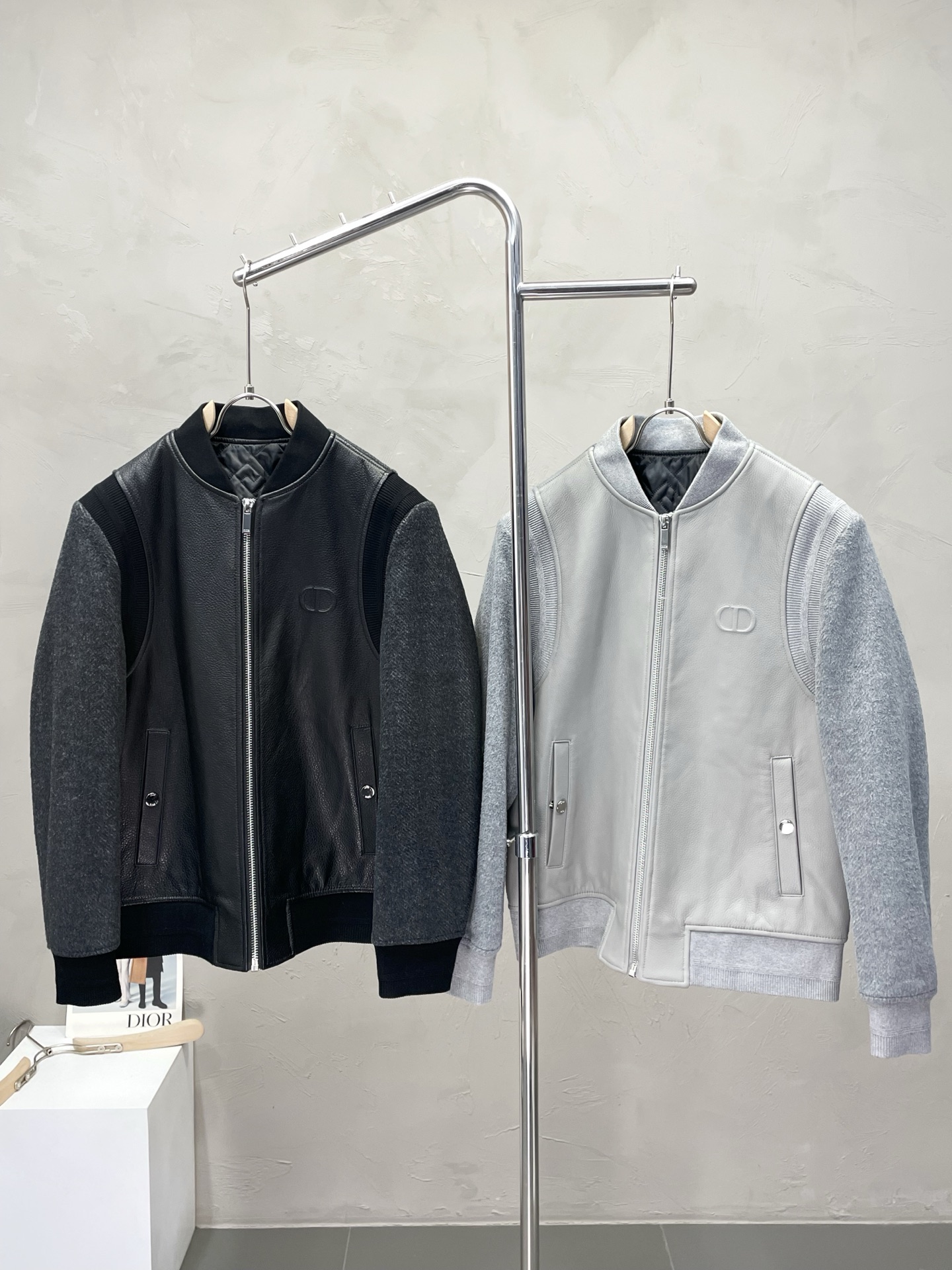 NO:531343,.Dior exclusively offers the latest fashionable leather jackets. A jacket with a classic design and great appearance. The quality is even more unscrupulous. You can buy it directly. You can't get it wrong! Through the detailed pictures, you can feel its powerful aura, and the warm-concentration effect is significant, so you don’t have to worry about the chill at all! It is both fashionable and functional, and the whole style looks more luxurious and elegant! Size M-3XL,,dior,dior,jackets & coats,jackets & coats,alexander wang19860909.Dior迪奥独家专供最新时尚拼皮夹克 经典设计感与颜值爆棚的外套,品质更是无法挑剔品控可以直接入手,不容过错的高端臻品！通过细节图片便可感受到它强悍的气场,聚温保暖效果显著,完全不用担心会有一点寒意！时尚与功能性兼备,整款显得更加的奢华大气！ 尺码M-3XL,,dior,dior,jackets & coats,jackets & coats,alexander wang,Men's clothing