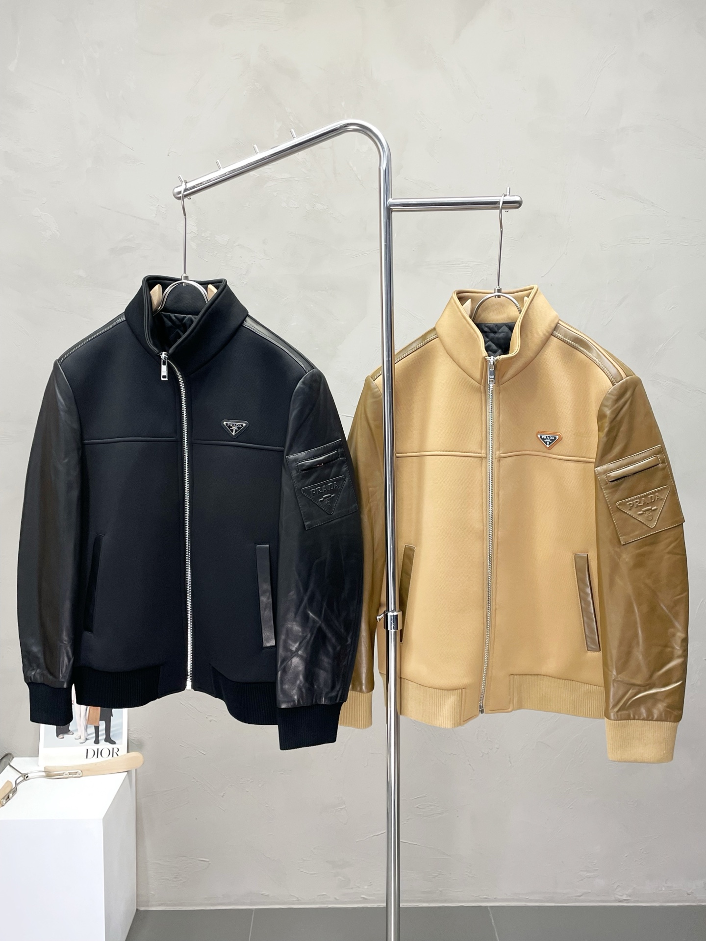 NO:524925,.Prada exclusively offers the latest fashionable leather jackets. A jacket with a classic design and great appearance. It is even more picky and quality control. You can buy it directly. You can't get it wrong! Through the detailed pictures, you can feel its powerful aura, and the warm-concentration effect is significant, so you don’t have to worry about the chill at all! It is both fashionable and functional, and the whole style looks more luxurious and elegant! Size M-3XL, prada, prada, jackets & coats, jackets & coats, alexander wang19860909.Prada普拉达独家专供最新时尚拼皮夹克 经典设计感与颜值爆棚的外套,品质更是无法挑剔品控可以直接入手,不容过错的高端臻品！通过细节图片便可感受到它强悍的气场,聚温保暖效果显著,完全不用担心会有一点寒意！时尚与功能性兼备,整款显得更加的奢华大气！ 尺码M-3XL,,prada,prada,jackets & coats,jackets & coats,alexander wang,Men's clothing