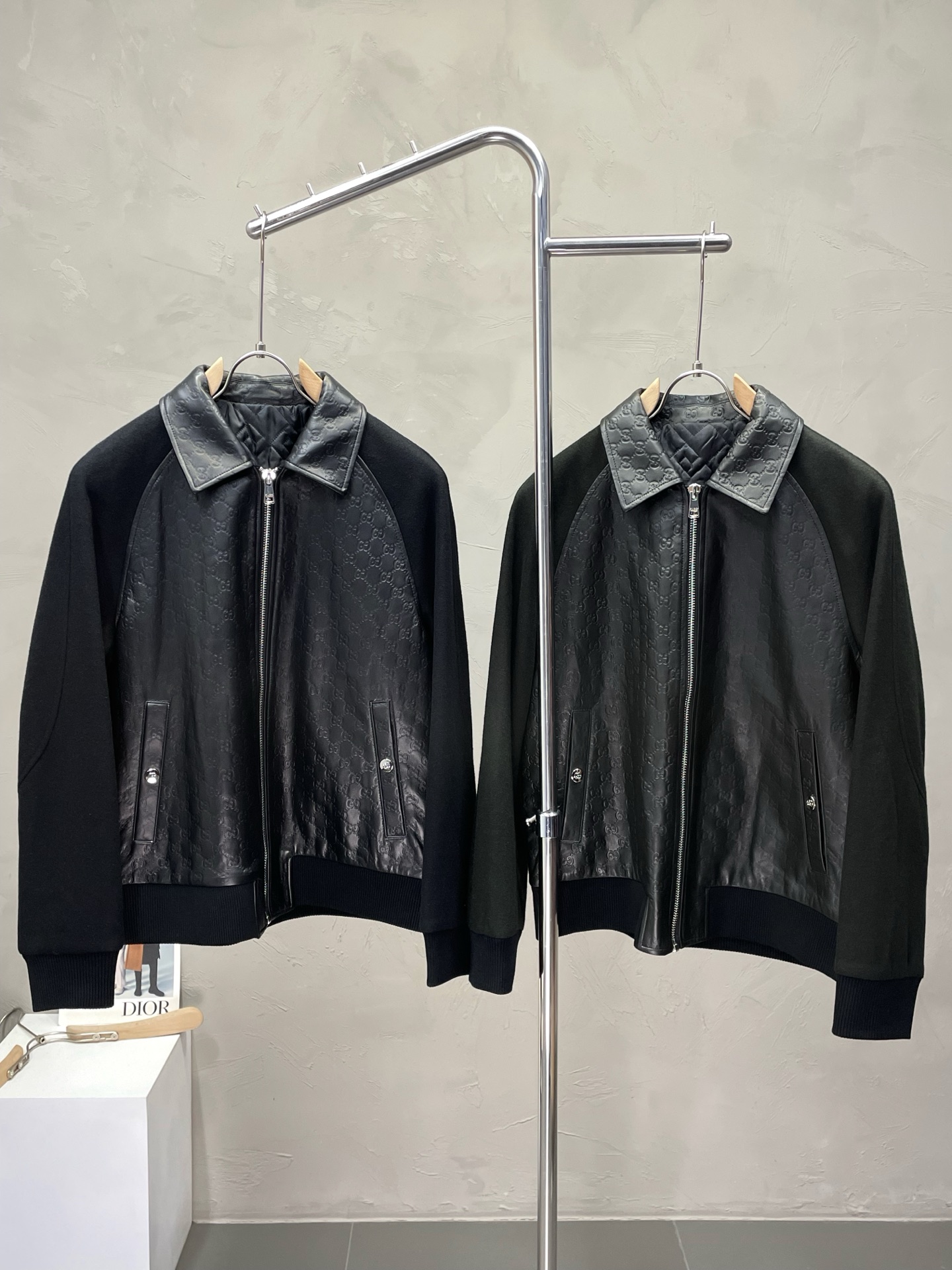 NO:531334,.Gucci exclusively offers the latest fashionable leather jackets. A jacket with a classic design and great appearance. The quality is even more unscrupulous. You can buy it directly. You can't get it right! Through the detailed pictures, you can feel its powerful aura, and the warm-concentration effect is significant, so you don’t have to worry about the chill at all! It is both fashionable and functional, and the whole style looks more luxurious and elegant! Size M-3XL, gucci,gucci,jackets & coats,jackets & coats,alexander wang19860909.Gucci古驰独家专供最新时尚拼皮夹克 经典设计感与颜值爆棚的外套,品质更是无法挑剔品控可以直接入手,不容过错的高端臻品！通过细节图片便可感受到它强悍的气场,聚温保暖效果显著,完全不用担心会有一点寒意！时尚与功能性兼备,整款显得更加的奢华大气！ 尺码M-3XL,,gucci,gucci,jackets & coats,jackets & coats,alexander wang,Men's clothing