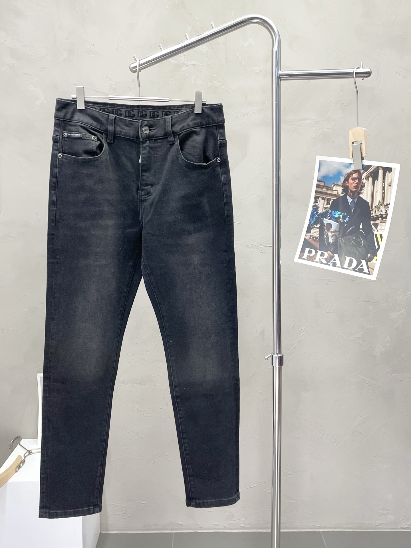 NO:529421,.Dolce & Gabbana exclusively offers new styles of casual jeans high-end version!  Customized fabrics for counters are breathable and comfortable, with impeccable details, and the brand element design concept reflects high quality. Logo pattern, delicate and soft feel!  It is casually cut, with a great upper body style!  28-38, Dolce & Gabbana, Dolce & Gabbana, jeans, alexander wang19860909.Dolce&Gabbana杜嘉班纳独家专供新款 休闲牛仔裤高端版本！专柜定制面料 透气舒适度高,细节无可挑剔,品牌元素设计理念,体现高品质.logo图案,手感细腻柔软！呈现休闲裁剪,上身版型超赞！码数28-38,,Dolce&Gabbana,Dolce&Gabbana,jeans,alexander wang,Men's clothing