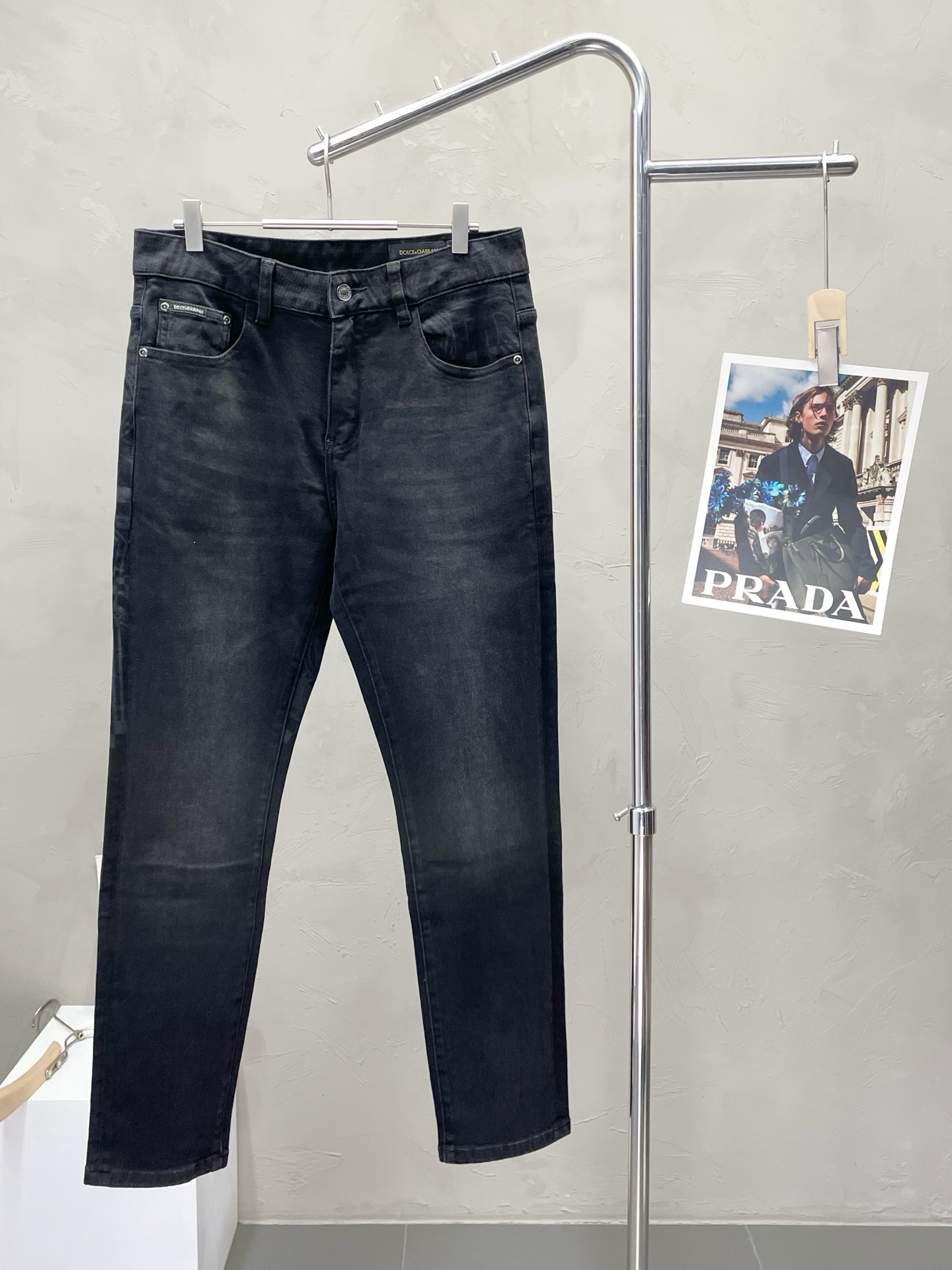 NO:523847,.Dolce & Gabbana exclusively offers new styles of casual jeans high-end version!  Customized fabrics for counters are breathable and comfortable, with impeccable details, and the brand element design concept reflects high quality. Logo pattern, delicate and soft feel!  It is casually cut, with a great upper body style!  28-38, Dolce & Gabbana, Dolce & Gabbana, jeans, alexander wang19860909.Dolce&Gabbana杜嘉班纳独家专供新款 休闲牛仔裤高端版本！专柜定制面料 透气舒适度高,细节无可挑剔,品牌元素设计理念,体现高品质.logo图案,手感细腻柔软！呈现休闲裁剪,上身版型超赞！码数28-38,,Dolce&Gabbana,Dolce&Gabbana,jeans,alexander wang,Men's clothing