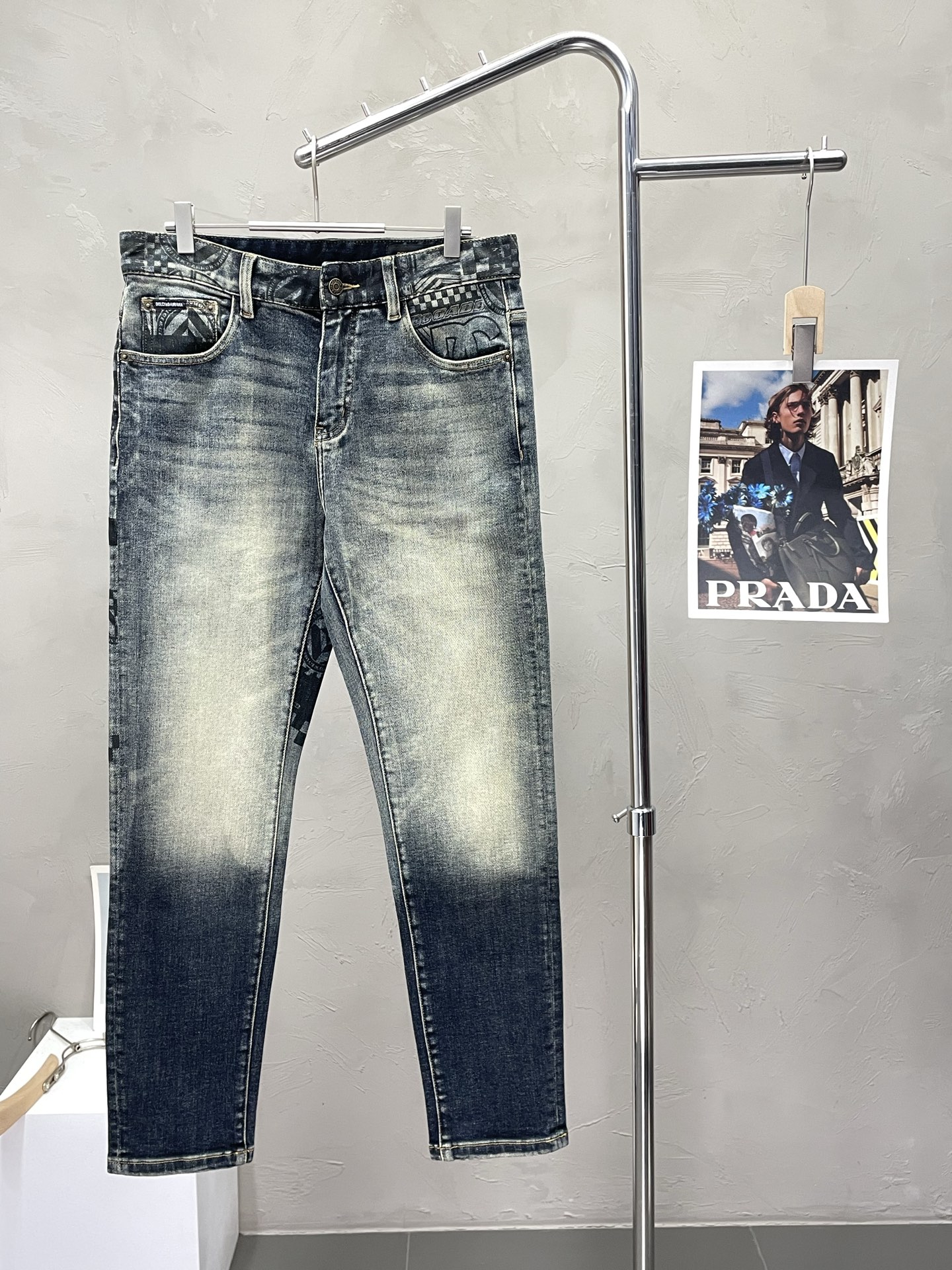 NO:529429,.Dolce & Gabbana exclusively offers new styles of casual jeans high-end version!  Customized fabrics for counters are breathable and comfortable, with impeccable details, and the brand element design concept reflects high quality. Logo pattern, delicate and soft feel!  It is casually cut, with a great upper body style!  28-38, Dolce & Gabbana, Dolce & Gabbana, jeans, alexander wang19860909.Dolce&Gabbana杜嘉班纳独家专供新款 休闲牛仔裤高端版本！专柜定制面料 透气舒适度高,细节无可挑剔,品牌元素设计理念,体现高品质.logo图案,手感细腻柔软！呈现休闲裁剪,上身版型超赞！码数28-38,,Dolce&Gabbana,Dolce&Gabbana,jeans,alexander wang,Men's clothing