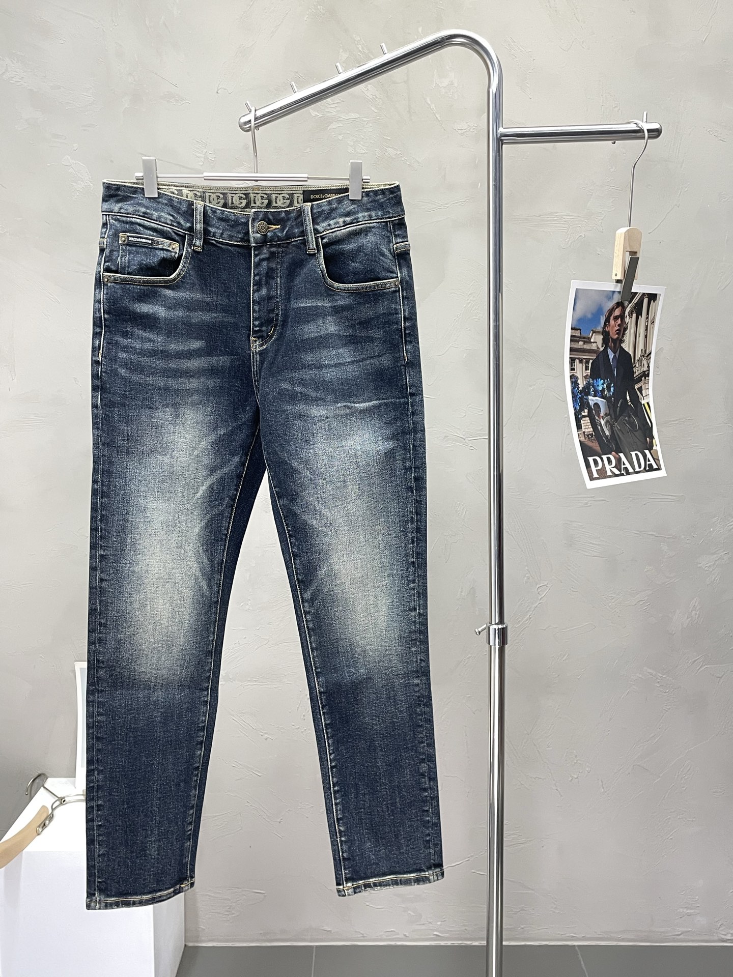 NO:523850,.Dolce & Gabbana exclusively offers new styles of casual jeans high-end version!  Customized fabrics for counters are breathable and comfortable, with impeccable details, and the brand element design concept reflects high quality. Logo pattern, delicate and soft feel!  It is casually cut, with a great upper body style!  28-38, Dolce & Gabbana, Dolce & Gabbana, jeans, alexander wang19860909.Dolce&Gabbana杜嘉班纳独家专供新款 休闲牛仔裤高端版本！专柜定制面料 透气舒适度高,细节无可挑剔,品牌元素设计理念,体现高品质.logo图案,手感细腻柔软！呈现休闲裁剪,上身版型超赞！码数28-38,,Dolce&Gabbana,Dolce&Gabbana,jeans,alexander wang,Men's clothing