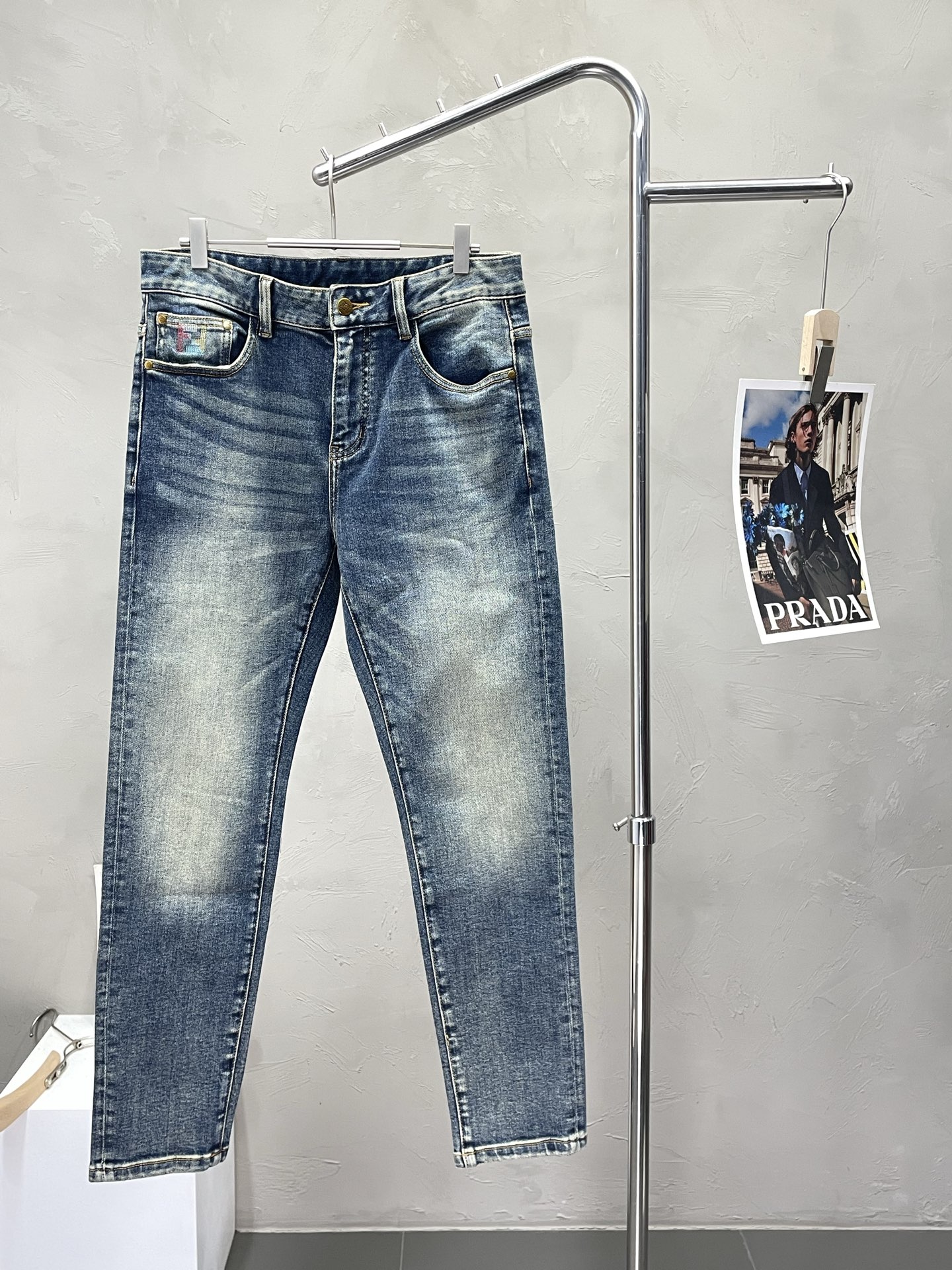 NO:523854,.FENDI exclusively offers new styles of casual jeans high-end version!  Customized fabrics for counters are breathable and comfortable, with impeccable details, and the brand element design concept reflects high quality. Logo pattern, delicate and soft feel!  It is casually cut, with a great upper body style!  28-38, fendi, fendi, jeans, alexander wang19860909.FENDI芬迪独家专供新款 休闲牛仔裤高端版本！专柜定制面料 透气舒适度高,细节无可挑剔,品牌元素设计理念,体现高品质.logo图案,手感细腻柔软！呈现休闲裁剪,上身版型超赞！码数28-38,,fendi,fendi,jeans,alexander wang,Men's clothing