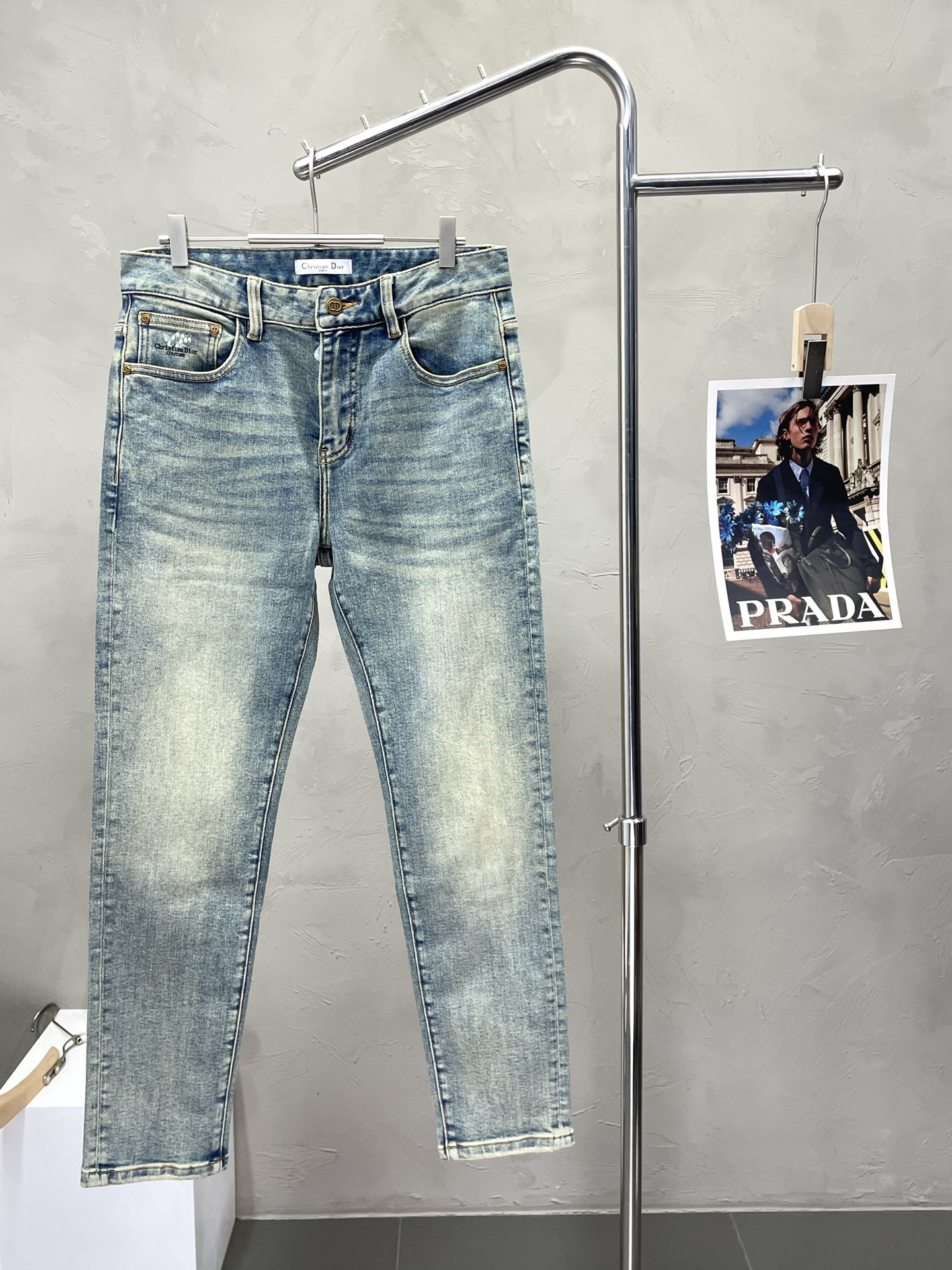 NO:523858,.Dior exclusively available in new styles, high-end version of casual jeans!  Customized fabrics for counters are breathable and comfortable, with impeccable details, and the brand element design concept reflects high quality. Logo pattern, delicate and soft feel!  It is casually cut, with a great upper body style!  Count 28-38, dior, dior, jeans, alexander wang19860909.Dior迪奥独家专供新款 休闲牛仔裤高端版本！专柜定制面料 透气舒适度高,细节无可挑剔,品牌元素设计理念,体现高品质.logo图案,手感细腻柔软！呈现休闲裁剪,上身版型超赞！码数28-38,,dior,dior,jeans,alexander wang,Men's clothing