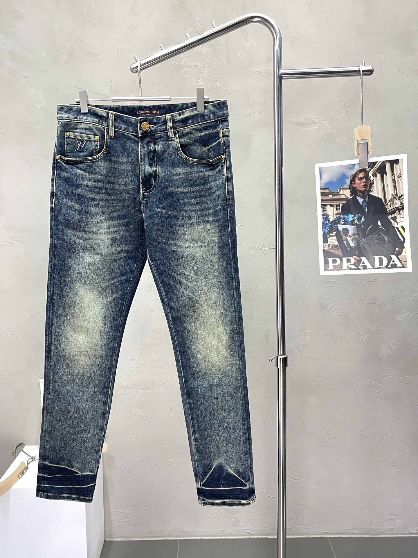 NO:529423,.Louis Vuitton exclusively for new styles of casual jeans high-end version!  Customized fabrics for counters are breathable and comfortable, with impeccable details, and the brand element design concept reflects high quality. Logo pattern, delicate and soft feel!  It is casually cut, with a great upper body style!  28-38, louis vuitton,louis vuitton,jeans,alexander wang19860909.Louis Vuitton路易威登独家专供新款 休闲牛仔裤高端版本！专柜定制面料 透气舒适度高,细节无可挑剔,品牌元素设计理念,体现高品质.logo图案,手感细腻柔软！呈现休闲裁剪,上身版型超赞！码数28-38,,louis vuitton,louis vuitton,jeans,alexander wang,Men's clothing