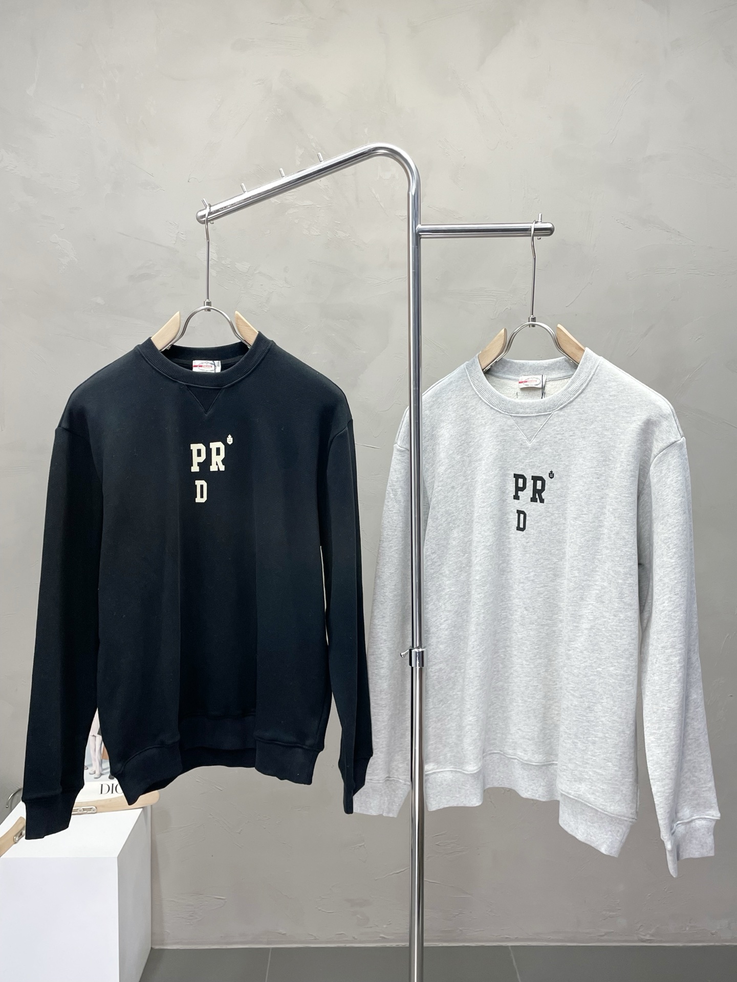 NO:523812,.Prada exclusively offers new original single men's casual sweatshirts, high-end customization, high-end version, fashionable and versatile imported fabrics, super soft and delicate, skin-friendly and comfortable, warm and comfortable, high-end boutique, OEM, fine-made top body, very good, men's essential items, three standards, 48-56,,prada,prada,hoodie,sweatshirts,alexander wang19860909.Prada普拉达独家专供新款原单男士休闲卫衣 高端定制 高端版本 时尚百搭爆款进口面料 手感超柔软细腻 穿着亲肤舒适 保暖舒适 高端精品 代工厂精细做上身非常赞 男士必备单品 三标齐全 码数48-56,,prada,prada,hoodie,sweatshirts,alexander wang,Men's clothing