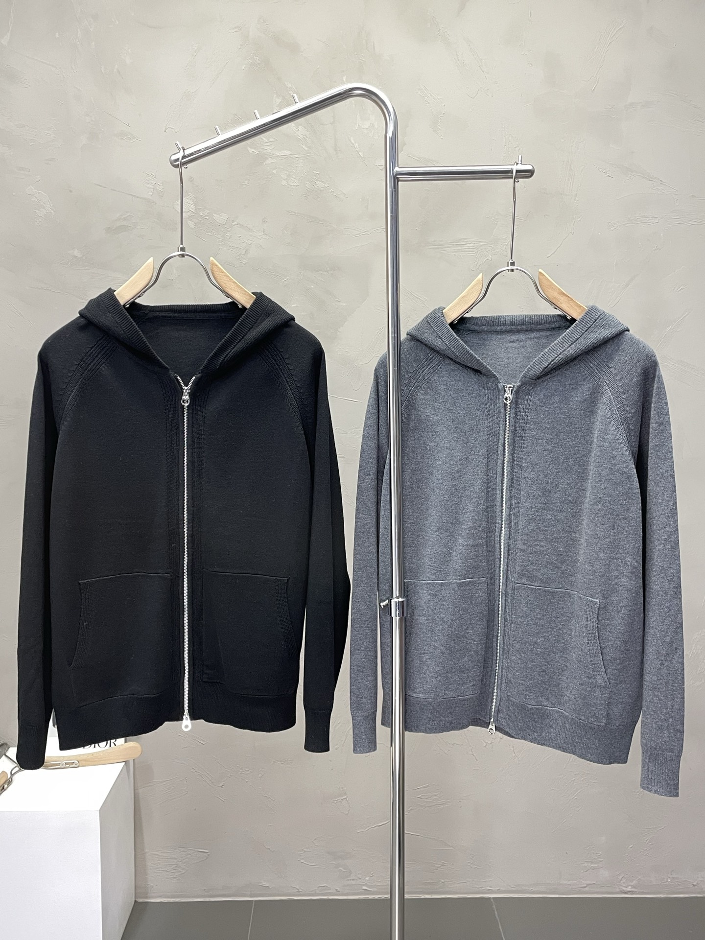 NO:523869,.LP-Loro Piana exclusively offers new original single men's casual knitted sweater jacket. High-end customization. High-end version. Fashionable and versatile imported fabric. Super soft and delicate touch. Comfortable and comfortable to wear. Warm and comfortable. High-end boutique. OEM is very good for fine production. Men's essential items. Complete three standards. Number of 48-54. Loro Piana, loro pigeana, jackets & coats, sweaters, alexander wang.19860909.LP-Loro Piana诺悠翩雅独家专供新款原单男士休闲针织毛衣外套 高端定制 高端版本 时尚百搭爆款进口面料 手感超柔软细腻 穿着亲肤舒适 保暖舒适 高端精品 代工厂精细做上身非常赞 男士必备单品 三标齐全 码数48-54,,loro piana,loro piana,jackets & coats,sweaters,alexander wang,Men's clothing