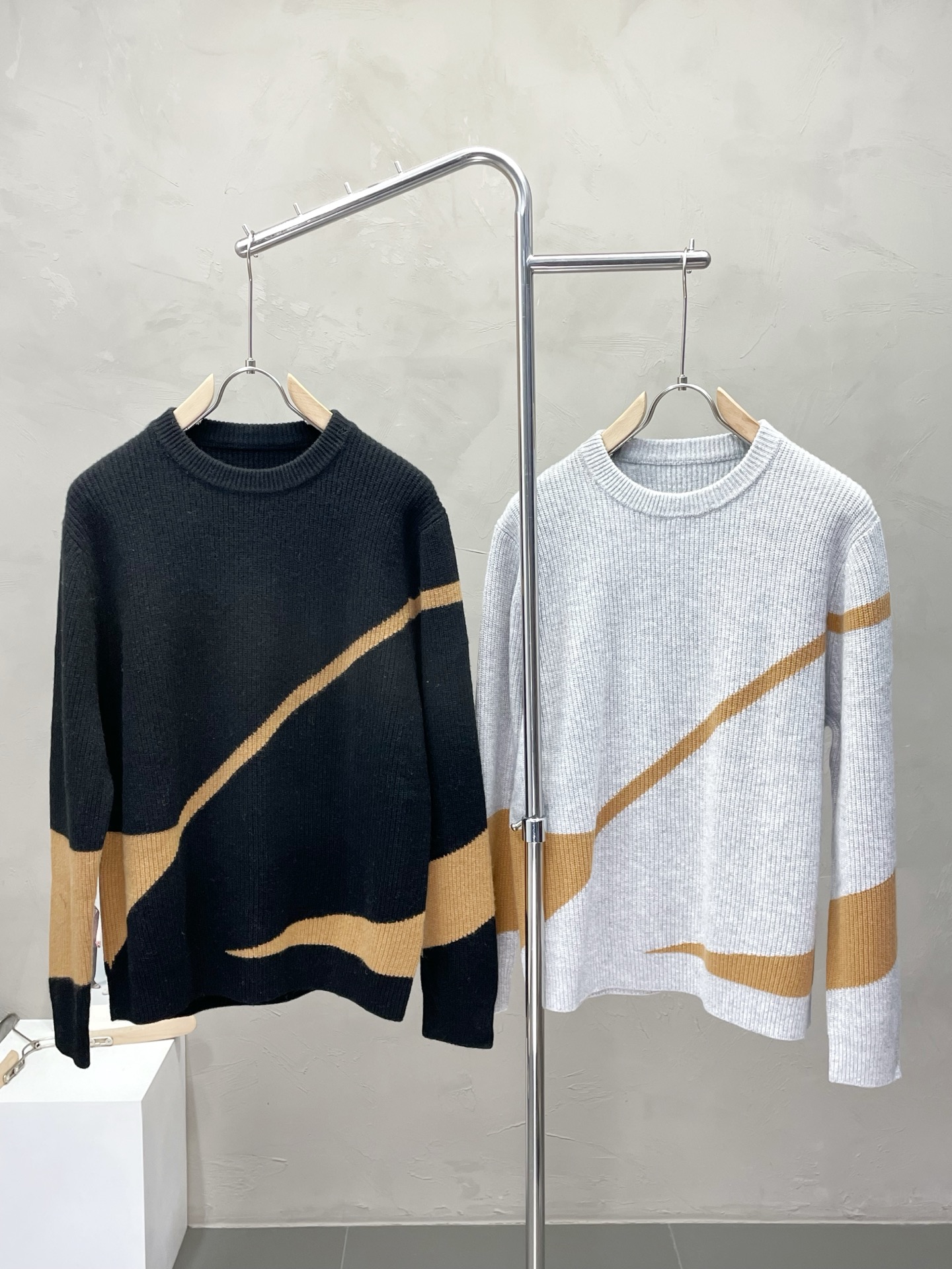 NO:523803,.Exclusively exclusively for new original single men's casual knitted sweater, high-end customization, high-end version, fashionable and versatile imported fabric, super soft and delicate, skin-friendly and comfortable to wear, warm and comfortable, high-end boutique, OEM, fine-made top body, very good, men's essential items, three standards, 48-54,,sweaters,alexander wang19860909.独家专供新款原单男士休闲针织毛衣 高端定制 高端版本 时尚百搭爆款进口面料 手感超柔软细腻 穿着亲肤舒适 保暖舒适 高端精品 代工厂精细做上身非常赞 男士必备单品 三标齐全 码数48-54,,sweaters,alexander wang,Men's clothing