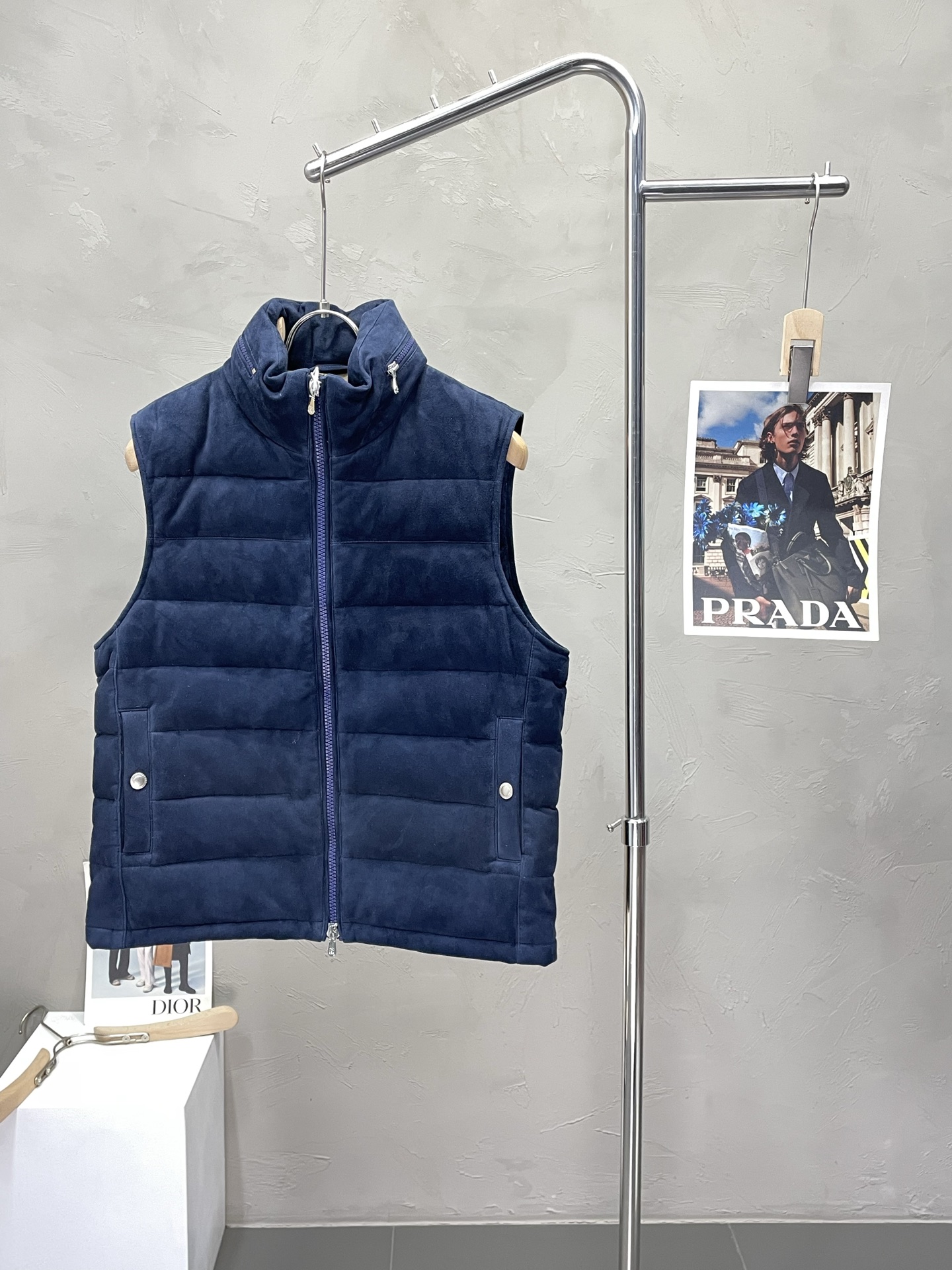 NO:524941,Leather jacket-BC-Brunello Cucineli Brunello Cucineli exclusively for the latest autumn and winter stand-up collar overturned goatskin down vest, classic design and a very beautiful vest jacket, imported sheepskin fabric, soft, comfortable and warm, and the quality is even more unscrupulous. You can buy it directly, which is not to be mistaken for high-end products! Through the detailed pictures, you can feel its powerful aura, and the warm-concentration effect is significant, so you don’t have to worry about the chill at all! It is both fashionable and functional, and the whole style looks more luxurious and elegant! Size M-3XL, brunello cucinelli, jackets & coats,leather jacket, down jacket, sheepskin, alexander wang19860909.皮衣-BC-Brunello Cucineli 布鲁内洛 库奇内利独家专供最新秋冬立领翻毛山羊皮羽绒马甲 经典设计与颜值爆棚的马甲外套 进口羊皮面料 柔软舒适保暖 品质更是无法挑剔品控可以直接入手,不容过错的高端臻品！通过细节图片便可感受到它强悍的气场,聚温保暖效果显著,完全不用担心会有一点寒意！时尚与功能性兼备,整款显得更加的奢华大气！ 尺码M-3XL,,brunello cucinelli,jackets & coats,leather jacket,down jacket,sheepskin,alexander wang,Men's clothing