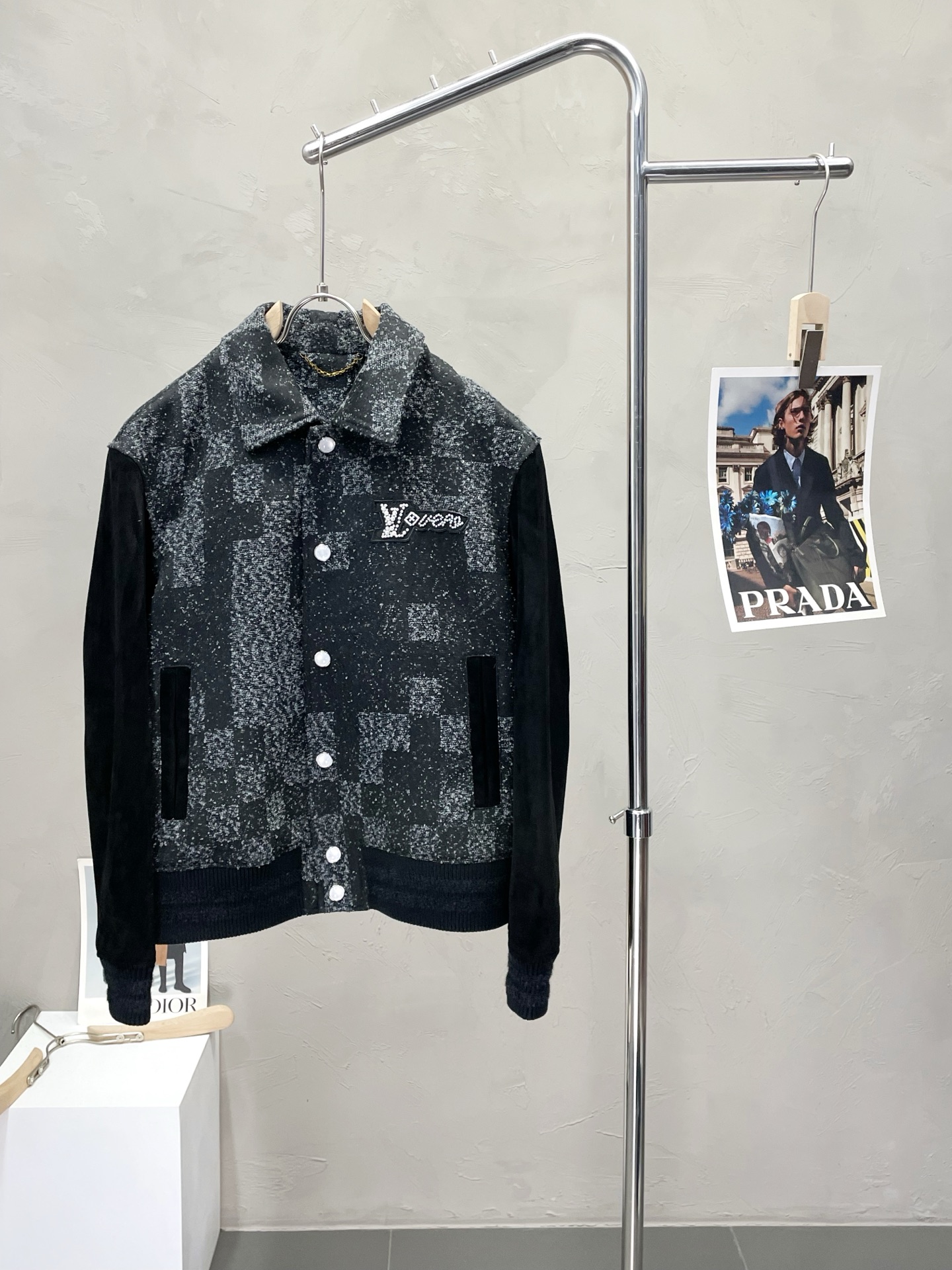 NO:524935,.Leather Jacket - Louis Vuitton exclusively offers the latest autumn and winter baseball collar single-breasted long-sleeved leather jacket. Classic checkerboard and pearl rhinestone decoration design. The same style as the stars! Imported cowhide sleeves, original high-end fabrics, quality is even more unscrupulous, high-end products that cannot be picked and controlled can be purchased directly, and cannot be missed! Through the detailed pictures, you can feel its powerful aura, and the warm-concentration effect is significant, so you don’t have to worry about the chill at all! It is both fashionable and functional, and the whole style looks more luxurious and elegant! Size M-3XL, louis vuitton,louis vuitton,leather jacket,cowhide,alexander wang19860909.皮衣-Louis Vuitton路易威登独家专供最新秋冬棒球领单排扣长袖皮衣 经典棋盘格与珍珠水钻装饰设计 明星同款！进口牛皮手袖 原版高级面料 品质更是无法挑剔品控可以直接入手,不容过错的高端臻品！通过细节图片便可感受到它强悍的气场,聚温保暖效果显著,完全不用担心会有一点寒意！时尚与功能性兼备,整款显得更加的奢华大气！ 尺码M-3XL,,louis vuitton,louis vuitton,leather jacket,cowhide,alexander wang,Men's clothing