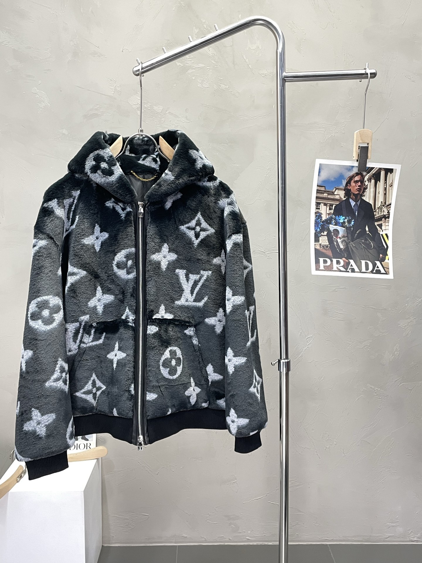 NO:524938,.Leather Jacket - Louis Vuitton exclusively offers the latest autumn and winter thick mink fur zipper hoodie. Classic design and beautiful leather jacket. Imported leather imported fabric. The quality is even more unscrupulous. You can buy it directly. You can't get it wrong! Through the detailed pictures, you can feel its powerful aura, and the warm-concentration effect is significant, so you don’t have to worry about the chill at all! It is both fashionable and functional, and the whole style looks more luxurious and elegant! Size M-3XL, louis vuitton,louis vuitton,leather jacket,hats,alexander wang19860909.皮衣-Louis Vuitton路易威登独家专供最新秋冬厚实水貂毛皮革拉链连帽衫 经典设计与颜值爆棚的皮衣 进口皮进口面料 品质更是无法挑剔品控可以直接入手,不容过错的高端臻品！通过细节图片便可感受到它强悍的气场,聚温保暖效果显著,完全不用担心会有一点寒意！时尚与功能性兼备,整款显得更加的奢华大气！ 尺码M-3XL,,louis vuitton,louis vuitton,leather jacket,hats,alexander wang,Men's clothing