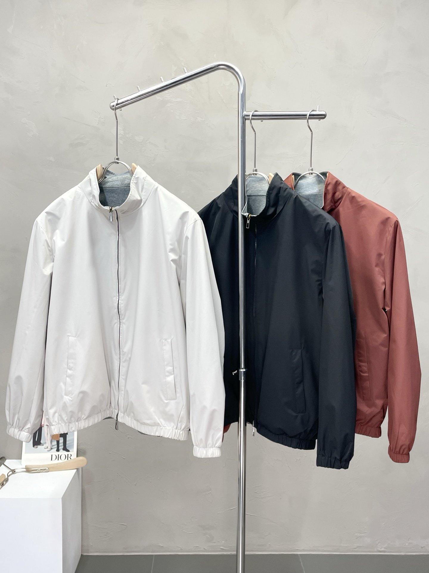 NO:530246,.LP-Loro Piana exclusively offers the latest fashionable autumn and winter jackets. Double-sided design. A jacket with a very beautiful look. It is even more difficult to pick and control. You can buy it directly. You can't get it wrong! Through the detailed pictures, you can feel its powerful aura, and the warm-concentration effect is significant, so you don’t have to worry about the chill at all! It is both fashionable and functional, and the whole style looks more luxurious and elegant! Size 48-58, loro piana,loro piana,jackets & coats,jackets & coats,alexander wang19860909.LP-Loro Piana诺悠翩雅独家专供最新时尚秋冬夹克 双面穿设计 经典设计感与颜值爆棚的外套,品质更是无法挑剔品控可以直接入手,不容过错的高端臻品！通过细节图片便可感受到它强悍的气场,聚温保暖效果显著,完全不用担心会有一点寒意！时尚与功能性兼备,整款显得更加的奢华大气！ 尺码48-58,,loro piana,loro piana,jackets & coats,jackets & coats,alexander wang,Men's clothing