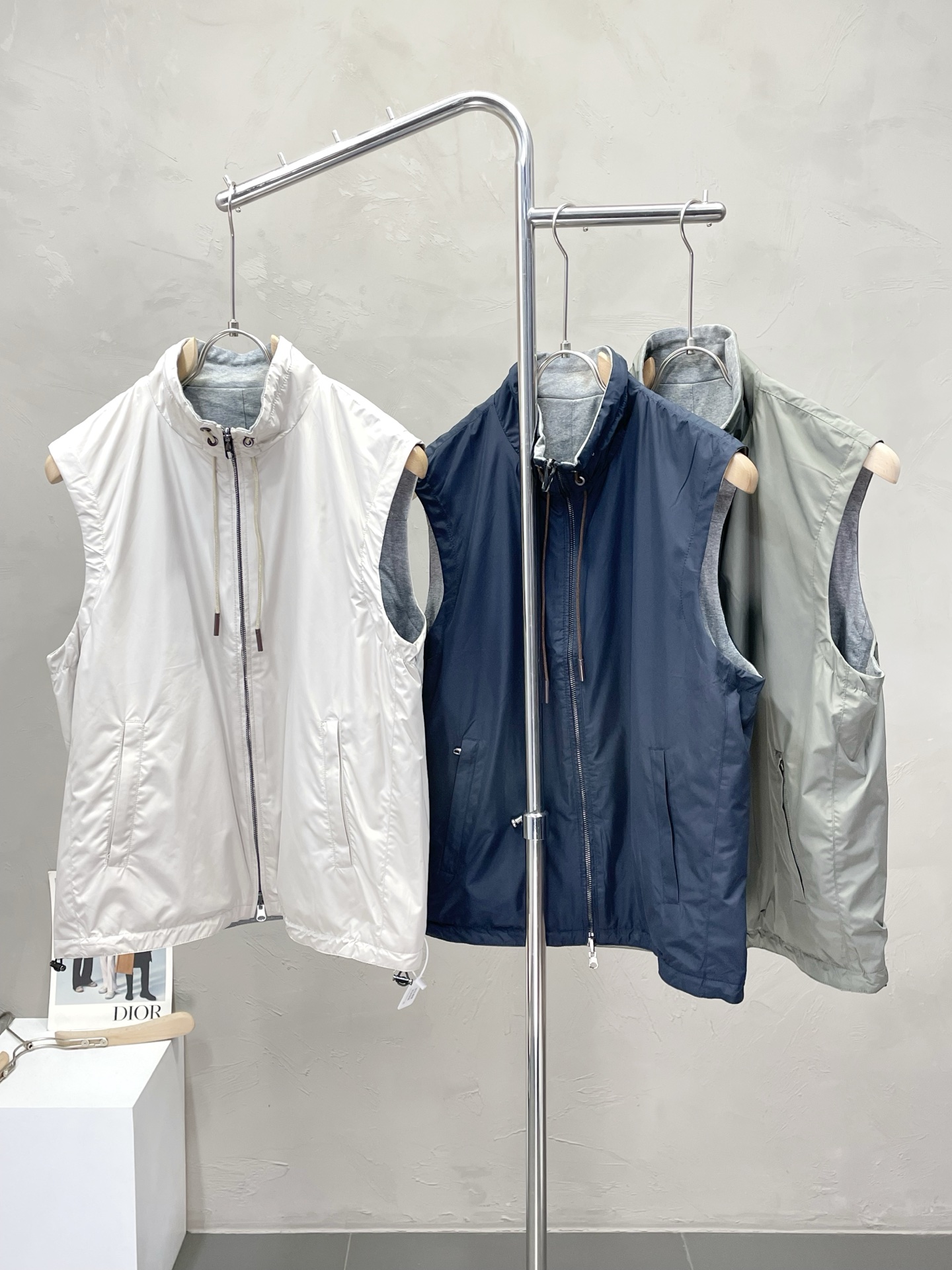 NO:530258,.ZEGNA exclusively offers the latest fashionable vests, double-sided design, a jacket with a very impressive sense of design and quality, which is even more difficult to pick and control. You can buy it directly, which is not to be mistaken for high-end products! Through the detailed pictures, you can feel its powerful aura, and the warm-concentration effect is significant, so you don’t have to worry about the chill at all! It is both fashionable and functional, and the whole style looks more luxurious and elegant! Size 48-56, zegna, jackets & coats,alexander wang19860909.ZEGNA杰尼亚独家专供最新时尚马甲 双面穿设计 经典设计感与颜值爆棚的外套,品质更是无法挑剔品控可以直接入手,不容过错的高端臻品！通过细节图片便可感受到它强悍的气场,聚温保暖效果显著,完全不用担心会有一点寒意！时尚与功能性兼备,整款显得更加的奢华大气！ 尺码48-56,,zegna,jackets & coats,alexander wang,Men's clothing