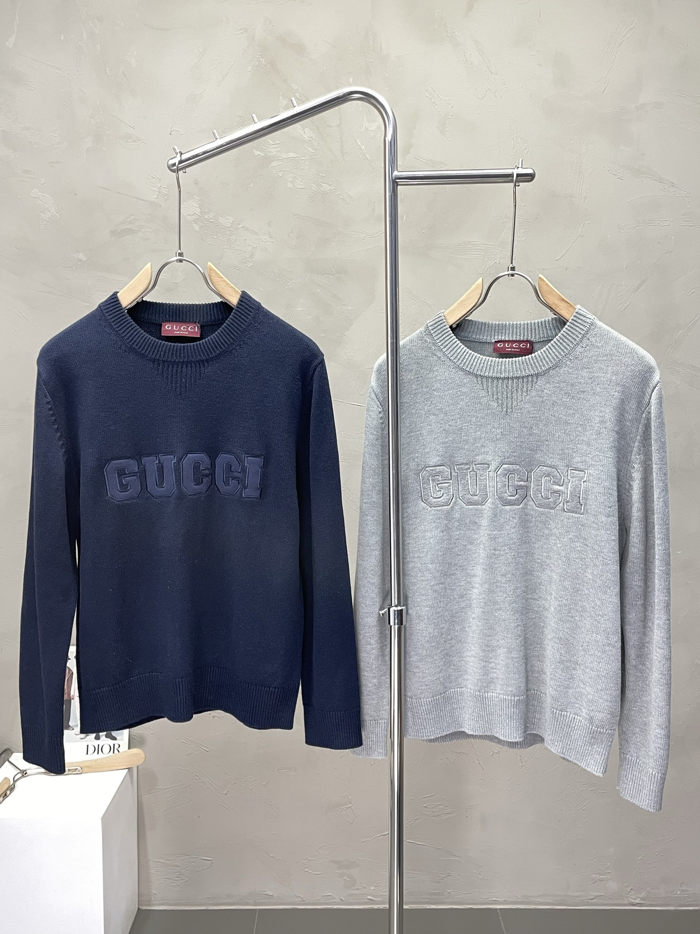 NO:523889,.Prada exclusively offers the latest fashion autumn and winter sweaters. A jacket with a classic design and appearance, and the quality is even more unscrupulous. You can buy it directly. You can't get it wrong! Through the detailed pictures, you can feel its powerful aura, and the warm-concentration effect is significant, so you don’t have to worry about the chill at all! It is both fashionable and functional, and the whole style looks more luxurious and elegant! Size M-2XL, prada, prada, jackets & coats, alexander wang19860909.Prada普拉达独家专供最新时尚秋冬针织衫 经典设计感与颜值爆棚的外套,品质更是无法挑剔品控可以直接入手,不容过错的高端臻品！通过细节图片便可感受到它强悍的气场,聚温保暖效果显著,完全不用担心会有一点寒意！时尚与功能性兼备,整款显得更加的奢华大气！ 尺码M-2XL,,prada,prada,jackets & coats,alexander wang,Men's clothing