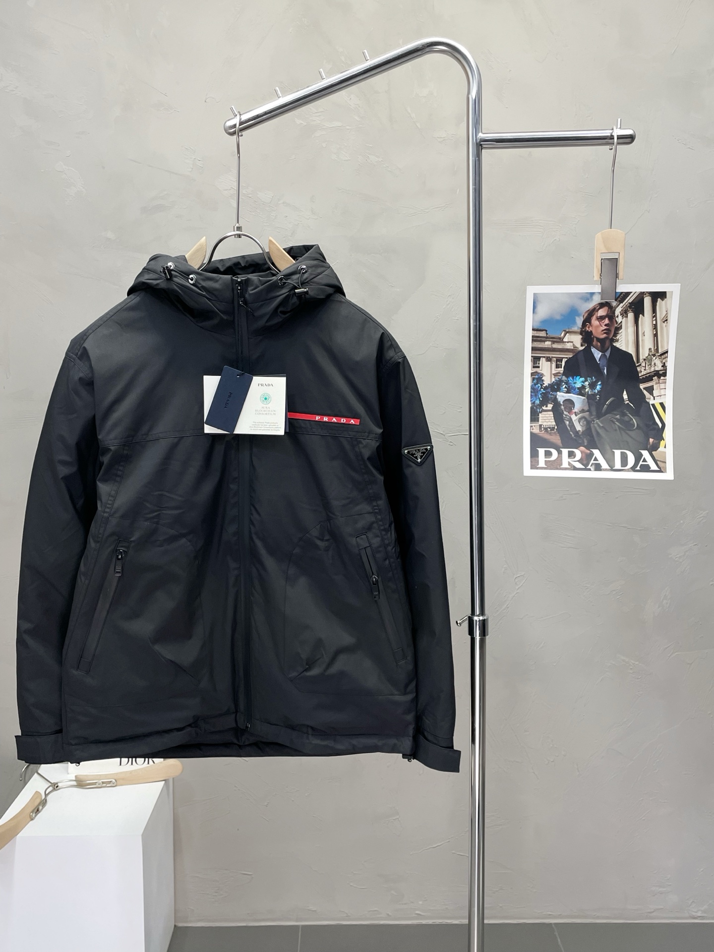 NO:530264,.Down Jacket - Prada exclusively offers new hooded down jackets in autumn and winter. Trading companies have produced warm items that are essential for cooling weather, both in daily life and outdoor sports. They are wear-resistant, scratch-resistant and easy to manage. The inner is equipped with high-quality white goose down filling. It is matched with large square quilt quilting technology to create a fluffy and full overall effect, taking into account the powerful warm-proof and warm-locking effect, so that you are not afraid of the cold outdoor weather in autumn and winter! Size M-3XL,,prada,prada,down jacket,hats,alexander wang19860909.羽绒服-Prada普拉达独家专供秋冬新款连帽羽绒服 贸易公司渠道稀出降温天气必备的保暖单品,不论是日常还是户外运动都能穿.耐磨防刮易打理,内里配置优质白鹅绒埴充,在搭配大方格绗缝工艺,打造蓬松饱满的整体效果,兼顾强悍的保暖锁温效果,让你无惧秋冬季寒冷的户外天气! 尺码M-3XL,,prada,prada,down jacket,hats,alexander wang,Men's clothing