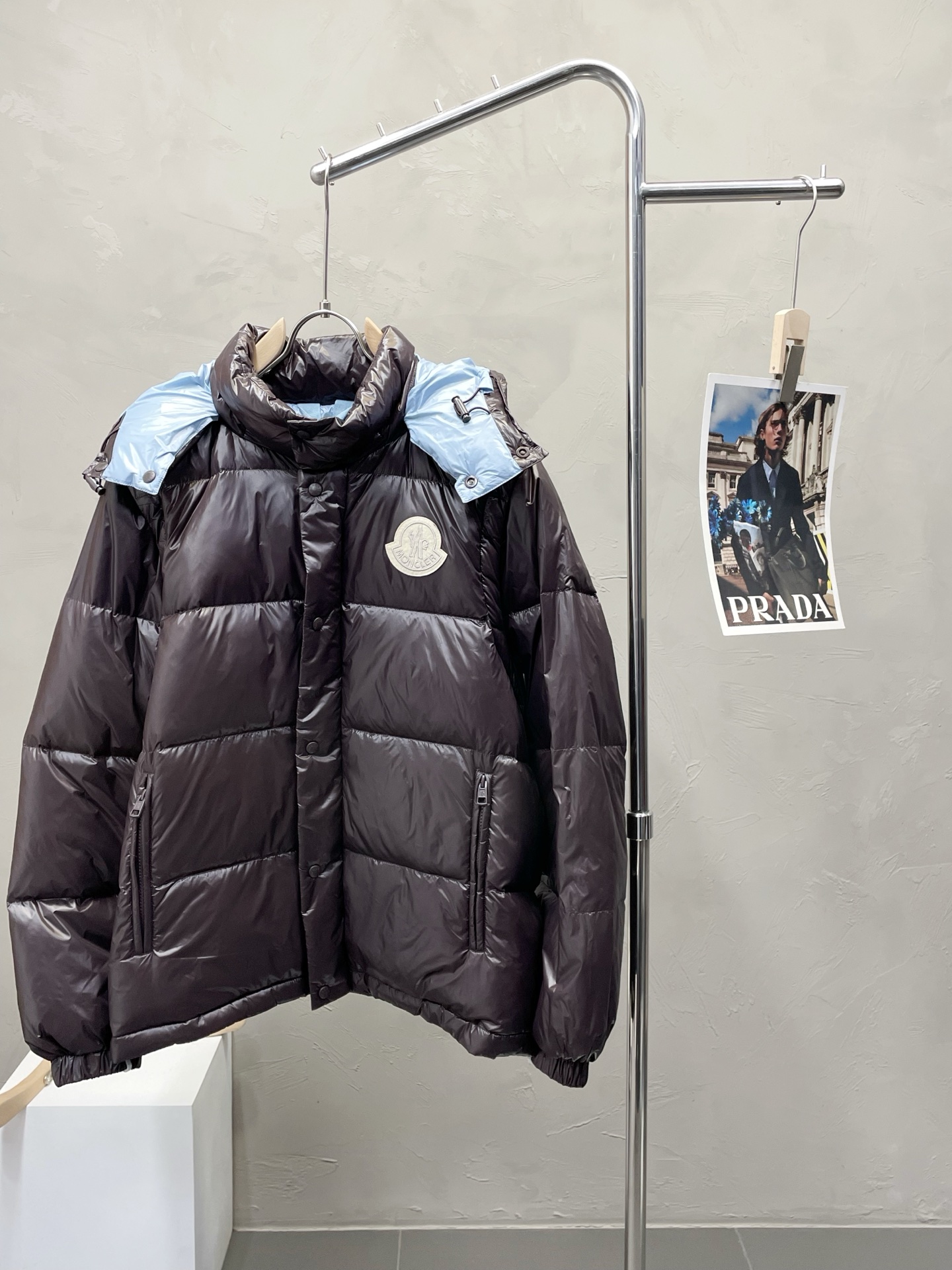 NO:530273,.Down jacket - Moncler hooded two-in-one vest down jacket with a new autumn and winter hooded two-in-one vest down jacket, with a removable hand sleeve design. Trading company channels include warm items that are essential for cooling weather for men and women, both for daily and outdoor sports. It is wear-resistant, scratch-resistant and easy to manage. It is equipped with high-quality white goose down filling. It is matched with large square quilt quilting technology to create a fluffy and full overall effect, taking into account the powerful warm and warm locking effect, so that you are not afraid of the cold outdoor weather in autumn and winter! Size 1-5, Moncler, jackets & coats, down jacket, hats, alexander wang19860909.羽绒服-Moncler蒙口独家专供秋冬新款连帽二合一马甲羽绒服,手袖可拆卸设计 贸易公司渠道稀出男女同款外套上衣降温天气必备的保暖单品,不论是日常还是户外运动都能穿.耐磨防刮易打理,内里配置优质白鹅绒埴充,在搭配大方格绗缝工艺,打造蓬松饱满的整体效果,兼顾强悍的保暖锁温效果,让你无惧秋冬季寒冷的户外天气! 尺码1-5,,Moncler,jackets & coats,down jacket,hats,alexander wang,Men's clothing